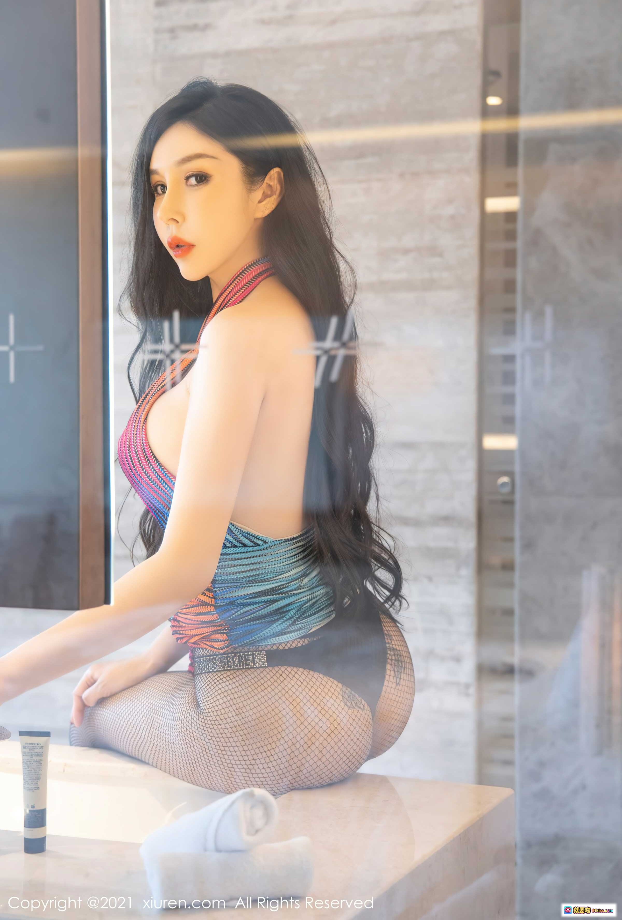 图片[1] - 田冰冰性感写真 | 彩虹泳衣+渔网袜浴室大片 | XiuRen秀人网No.3945高清图集 - 就要吻