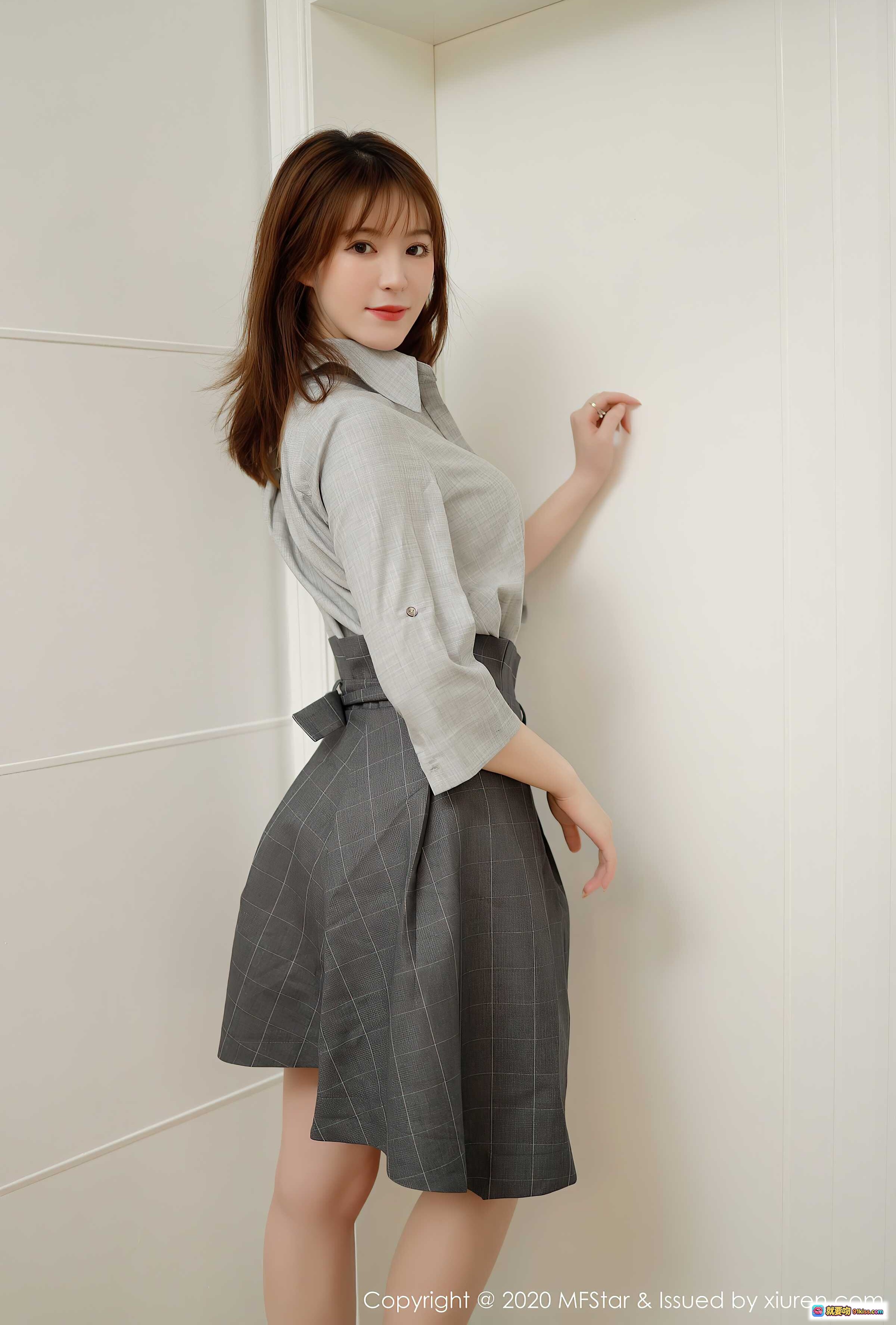 图片[3] - MFStar模范学院yoo优优2020.12.14 VOL.424 灰衬衫格纹短裙 黄沙发美腿写真 60+高清图集 - 就要吻