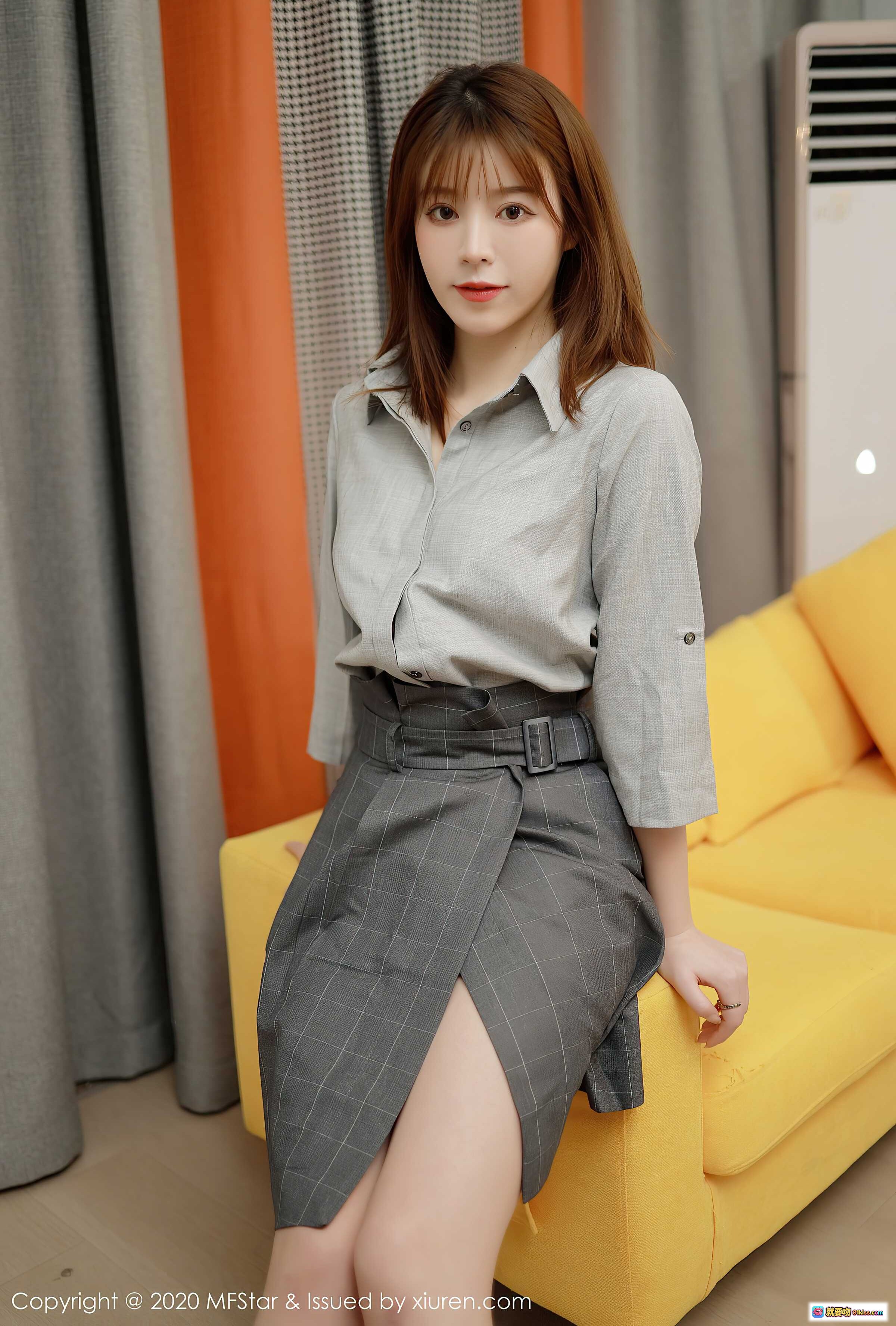 图片[6] - MFStar模范学院yoo优优2020.12.14 VOL.424 灰衬衫格纹短裙 黄沙发美腿写真 60+高清图集 - 就要吻
