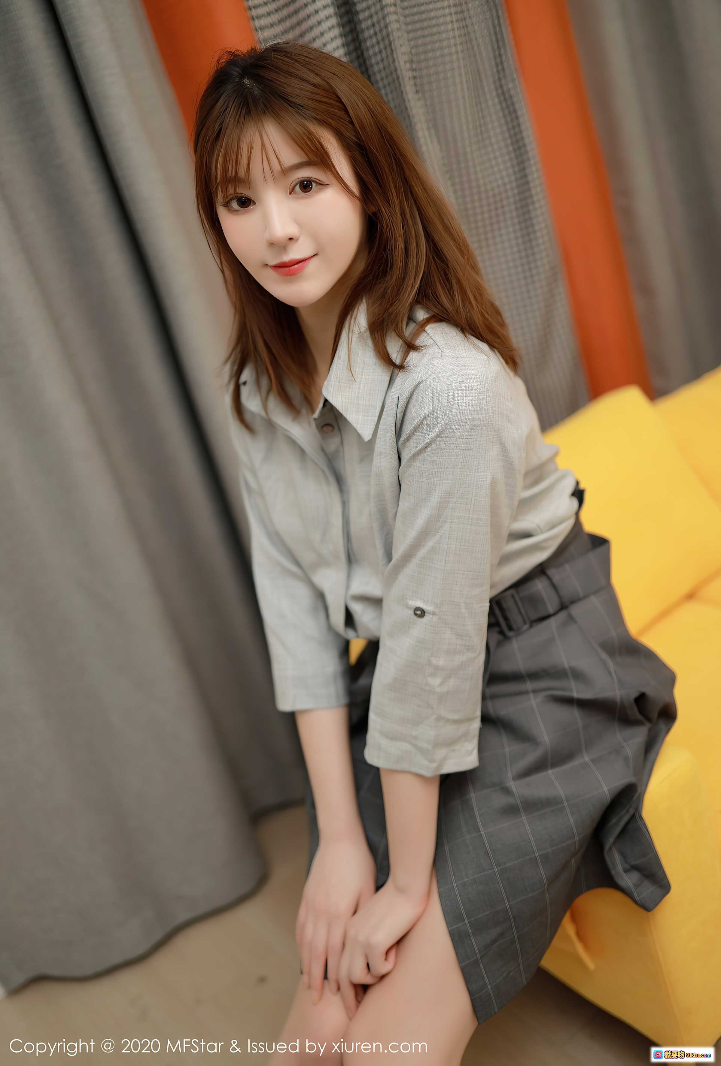 图片[9] - MFStar模范学院yoo优优2020.12.14 VOL.424 灰衬衫格纹短裙 黄沙发美腿写真 60+高清图集 - 就要吻