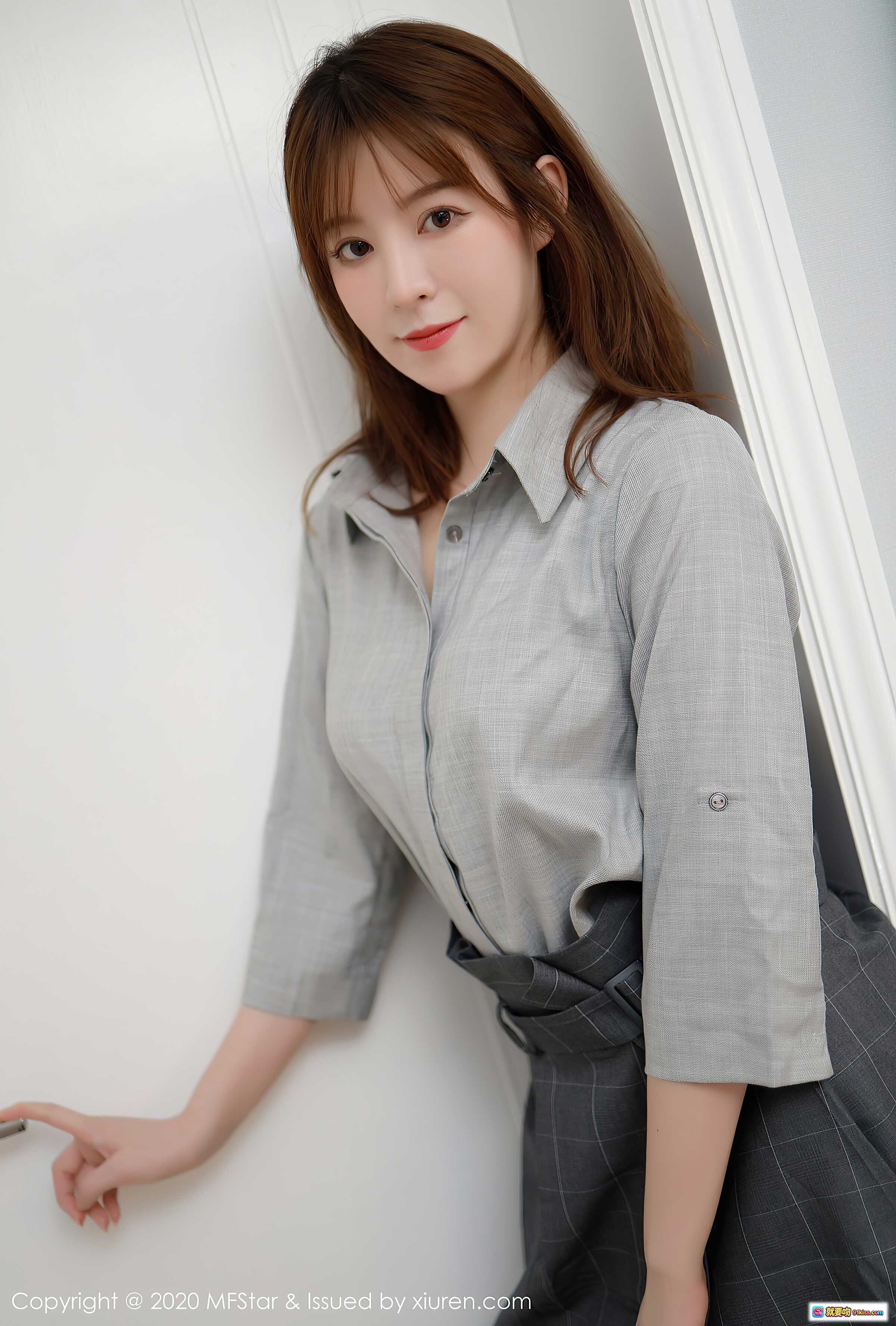 图片[4] - MFStar模范学院yoo优优2020.12.14 VOL.424 灰衬衫格纹短裙 黄沙发美腿写真 60+高清图集 - 就要吻