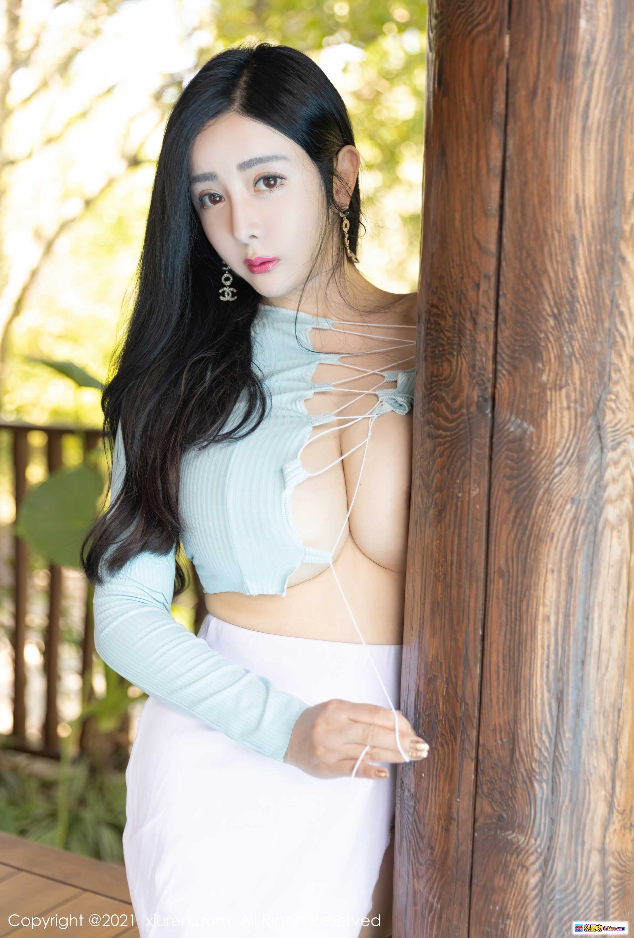 图片[9] - 允雨性感写真 | XiuRen秀人网No.3929 | 蓝色镂空上衣+白色短裙 | 户外木台姿势 | 纹身美腿 | 2021.09.10发布 - 就要吻