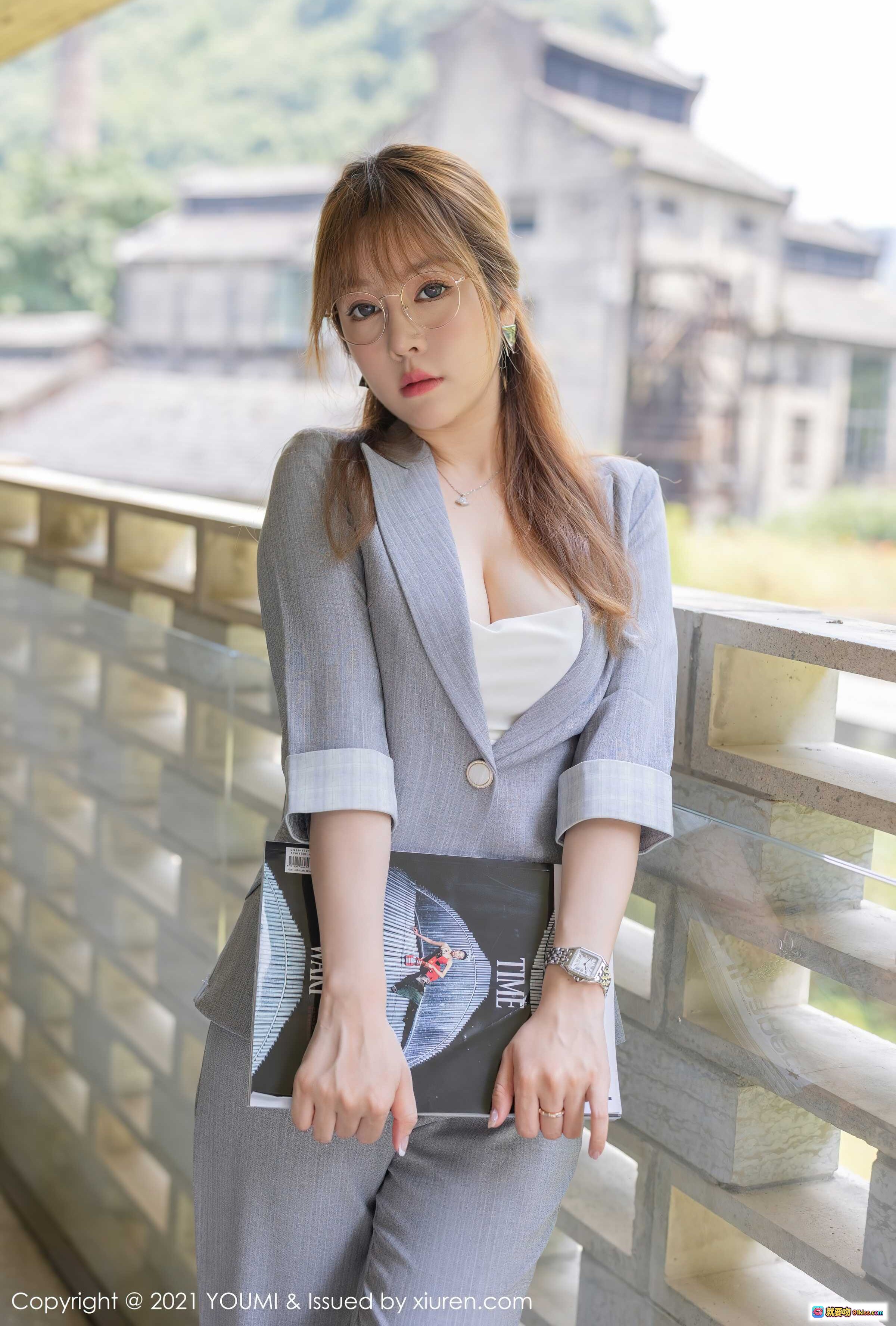 图片[1] - 王雨纯灰色西装套装写真 | 优雅知性职场风 | 2021 YOUMI VOL.687 高清摄影集 - 就要吻