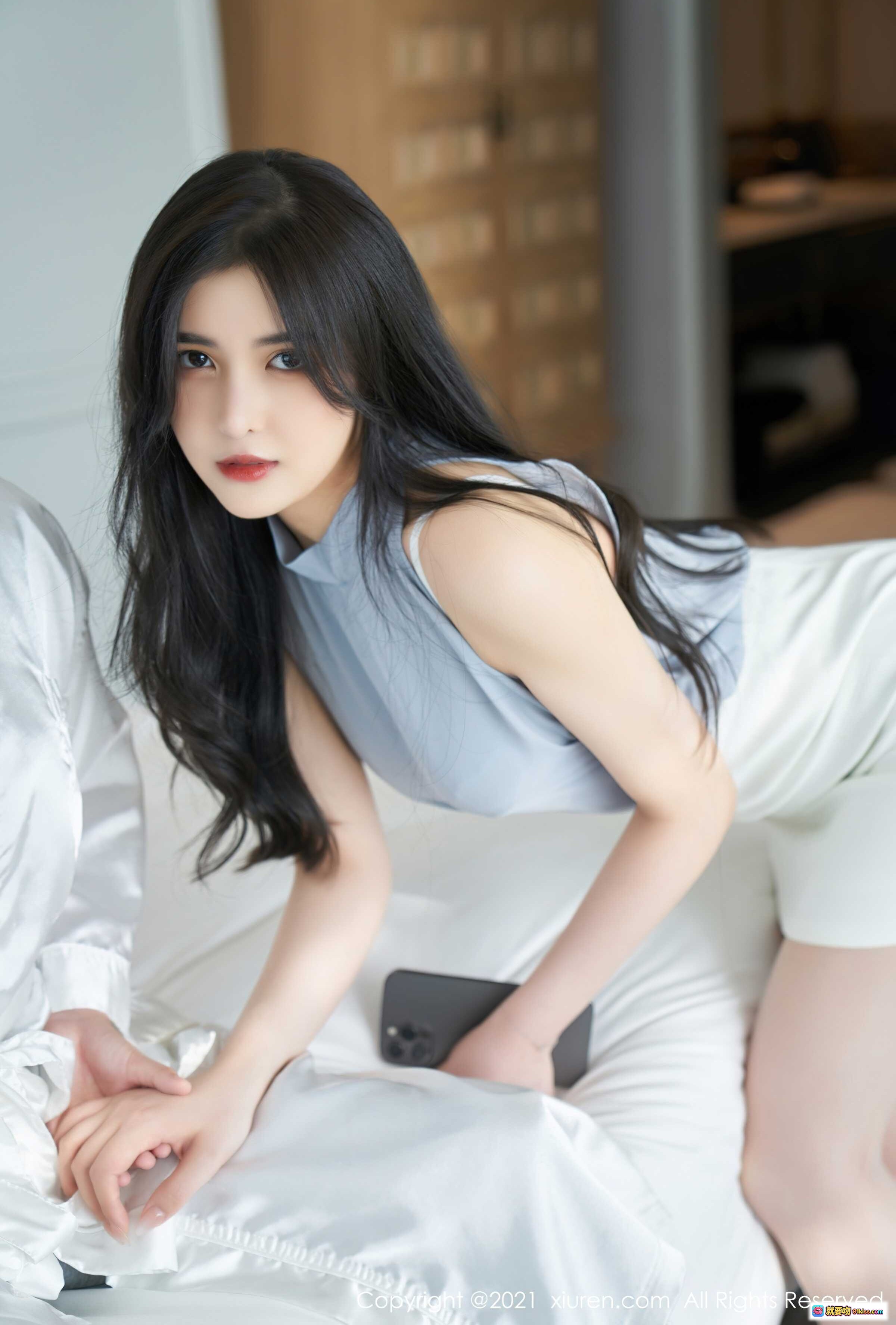 图片[10] - 韩静安优雅写真 | 无袖高领蓝上衣搭配白色半裙 | 手持笔记本电脑与手机 | XiuRen秀人网2021.09.02 No.3888 - 就要吻