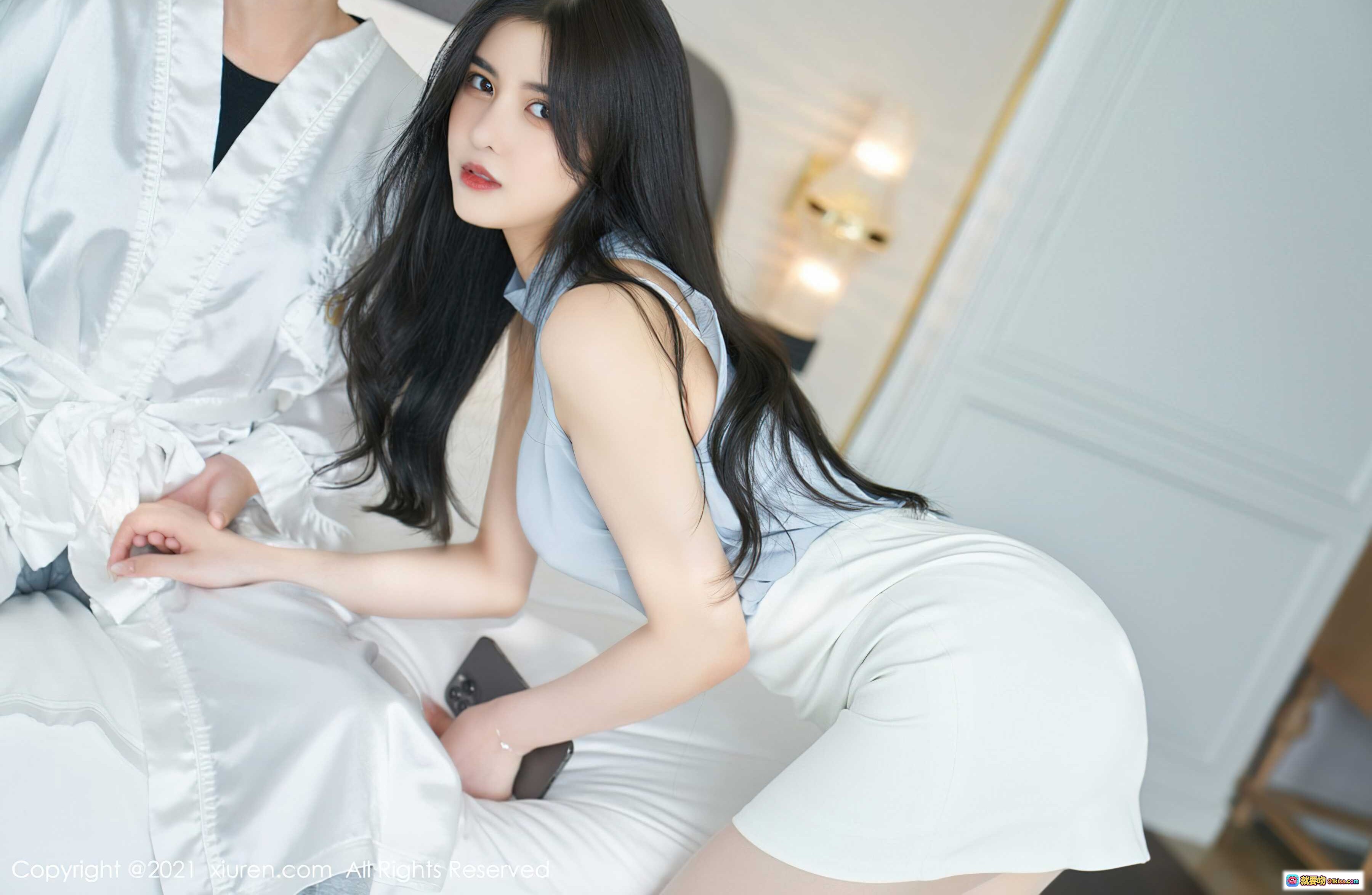 图片[9] - 韩静安优雅写真 | 无袖高领蓝上衣搭配白色半裙 | 手持笔记本电脑与手机 | XiuRen秀人网2021.09.02 No.3888 - 就要吻