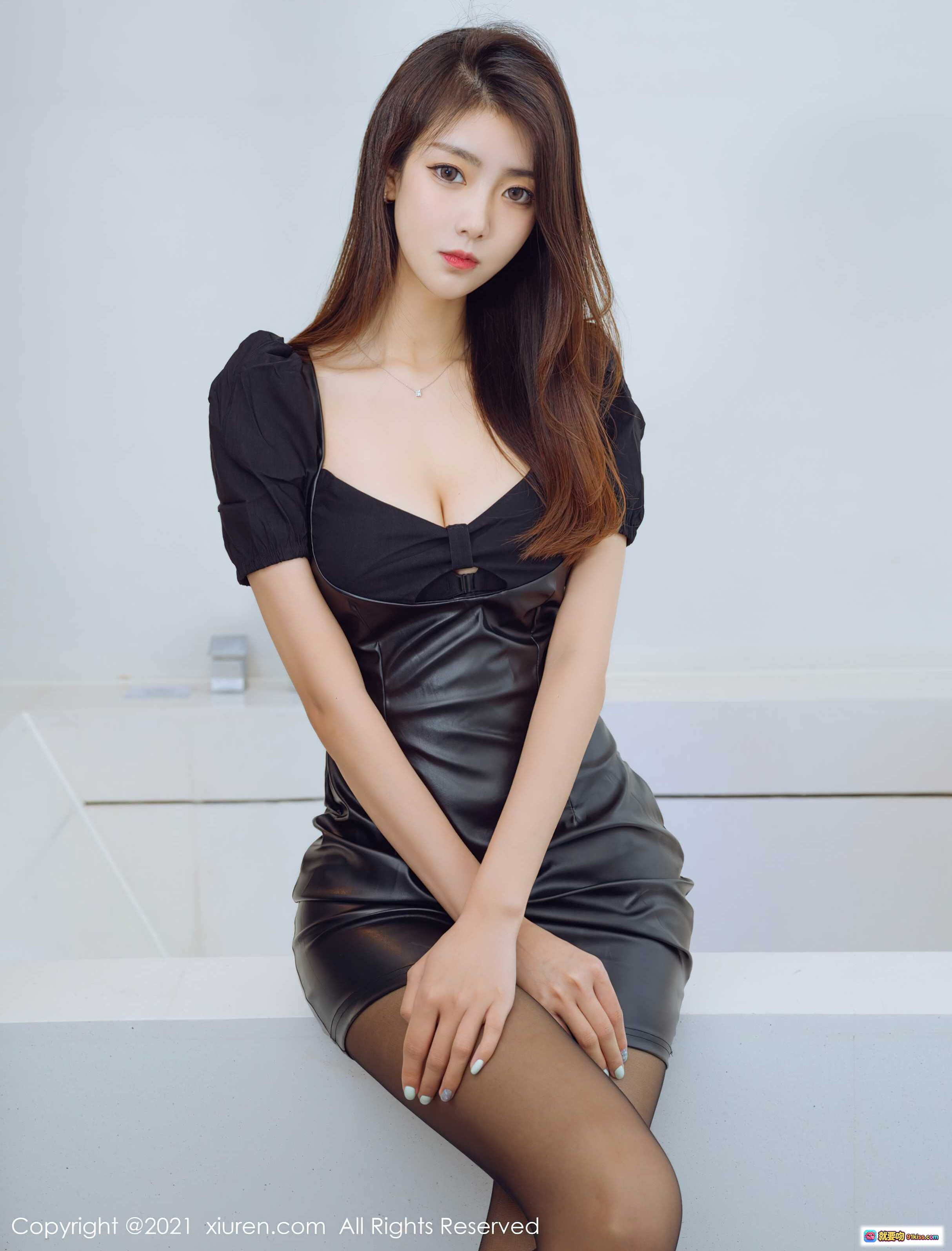 图片[2] - XiuRen秀人网2021.08.26 No.3858 可樂Vicky 黑色皮裙短袖连衣裙 美腿黑丝 优雅性感写真 52张高清图 - 就要吻