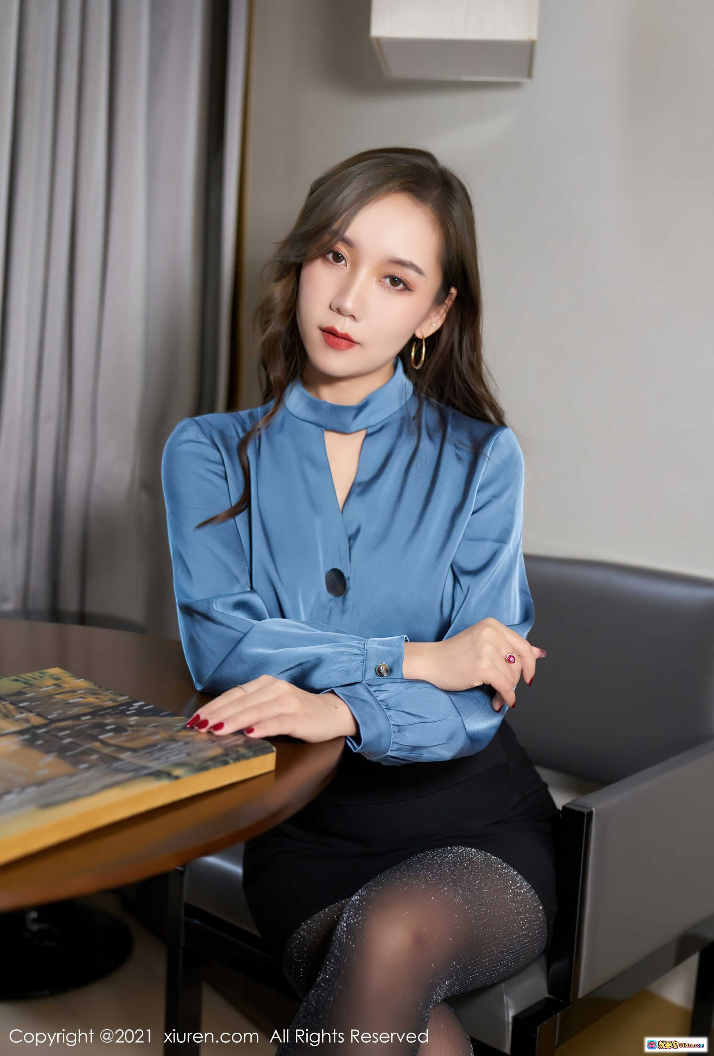 图片[1] - 艾静香优雅蓝衬衫黑裙写真 | XiuRen秀人网2021.09.16 No.3957 | 丝袜美腿职场风高清图集 - 就要吻