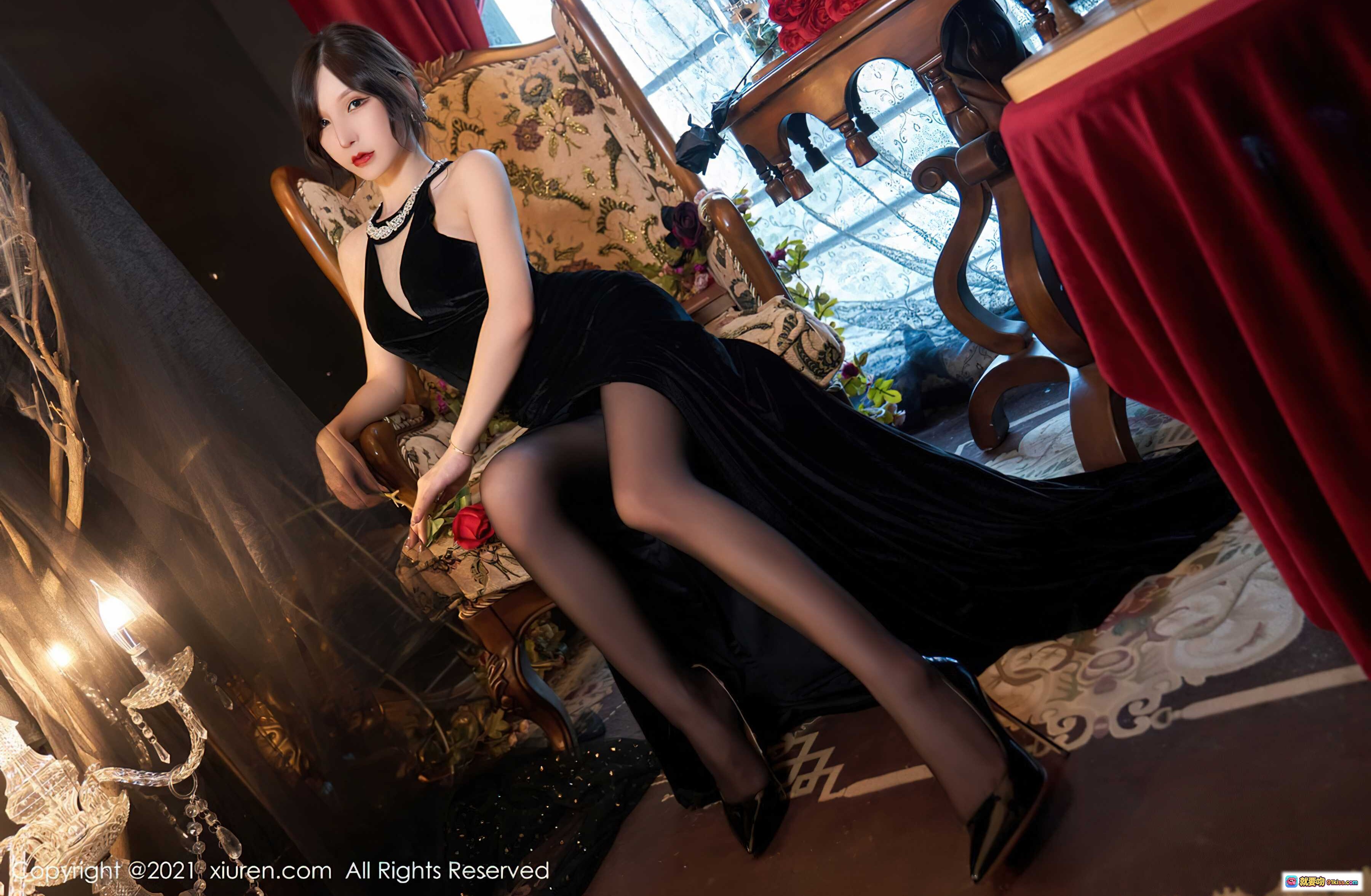 图片[2] - 周于希Sandy黑色丝绒深V礼服写真 | 优雅性感红唇妆容 | 红玫瑰背景复古风 | XiuRen秀人网2021.08.31 No.3879 - 就要吻