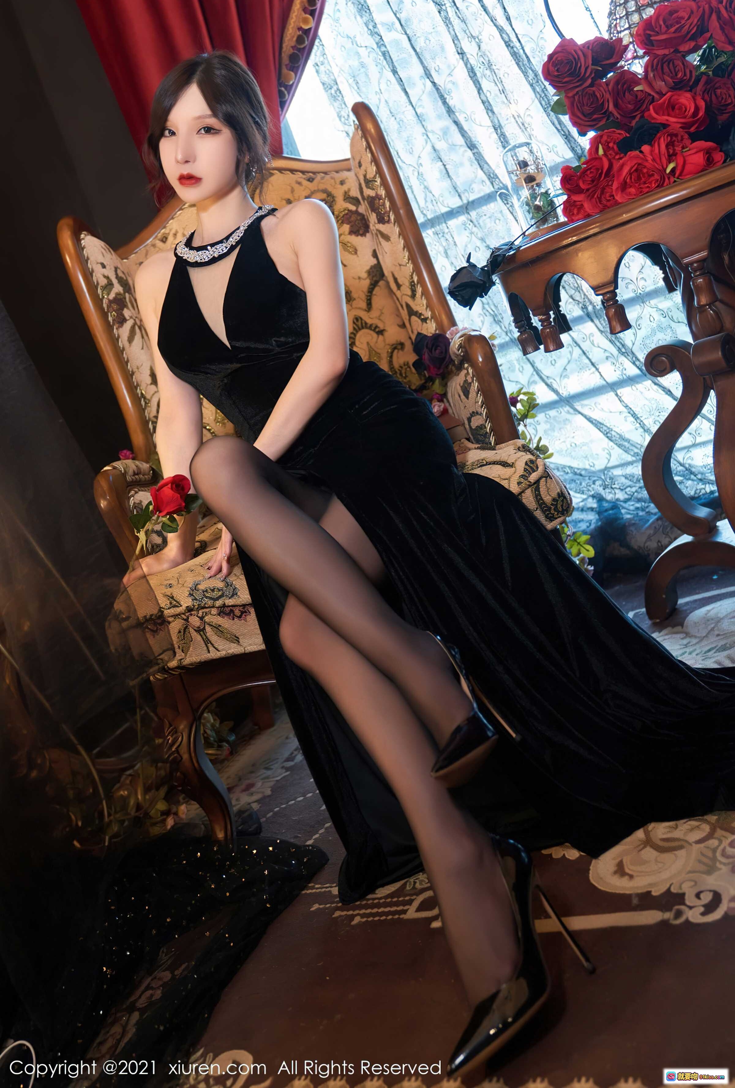 图片[3] - 周于希Sandy黑色丝绒深V礼服写真 | 优雅性感红唇妆容 | 红玫瑰背景复古风 | XiuRen秀人网2021.08.31 No.3879 - 就要吻