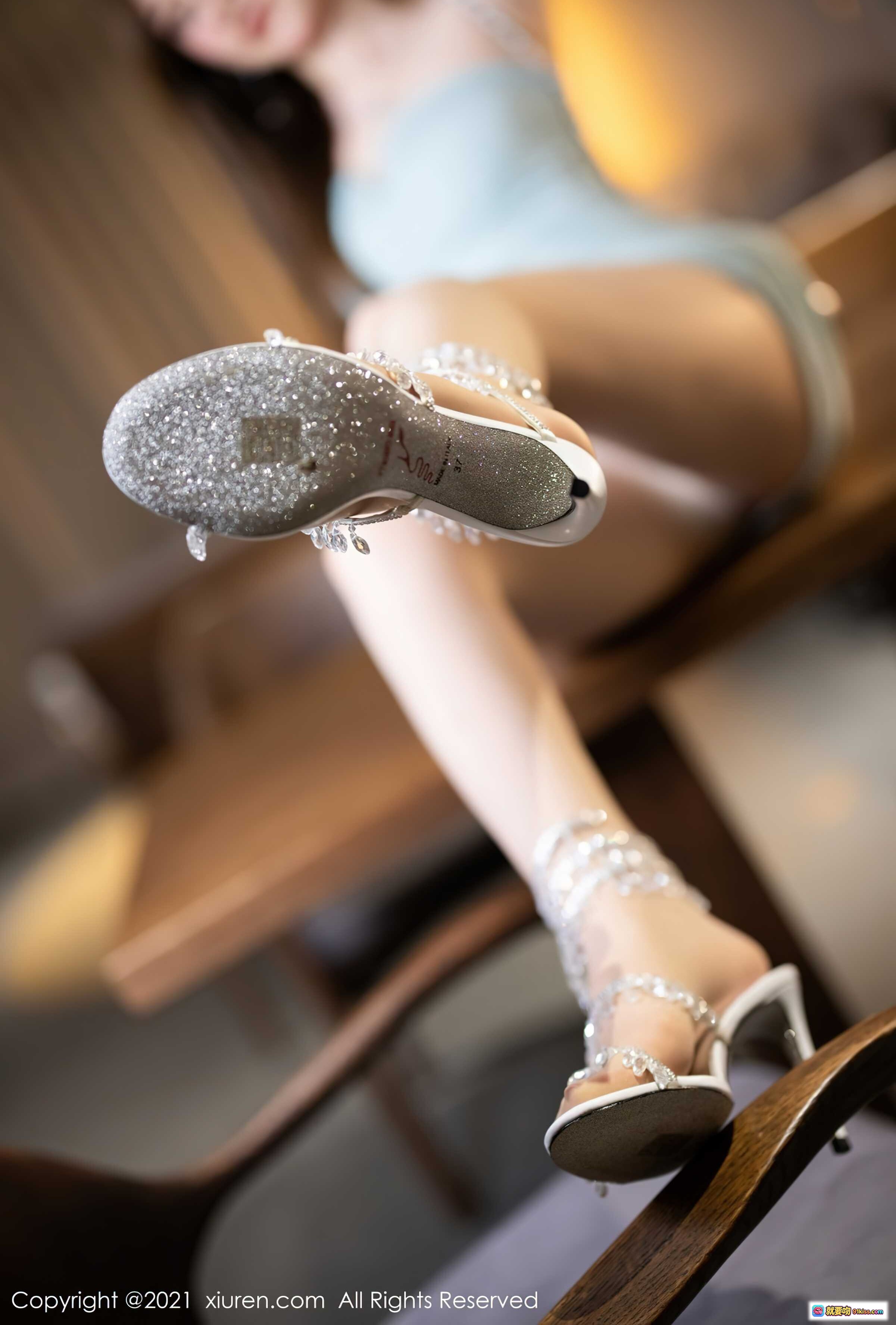 图片[2] - 美桃酱浅蓝吊带裙性感写真 | 透明丝袜高跟鞋优雅坐姿 | XiuRen秀人网2021.09.09 No.3923 - 就要吻