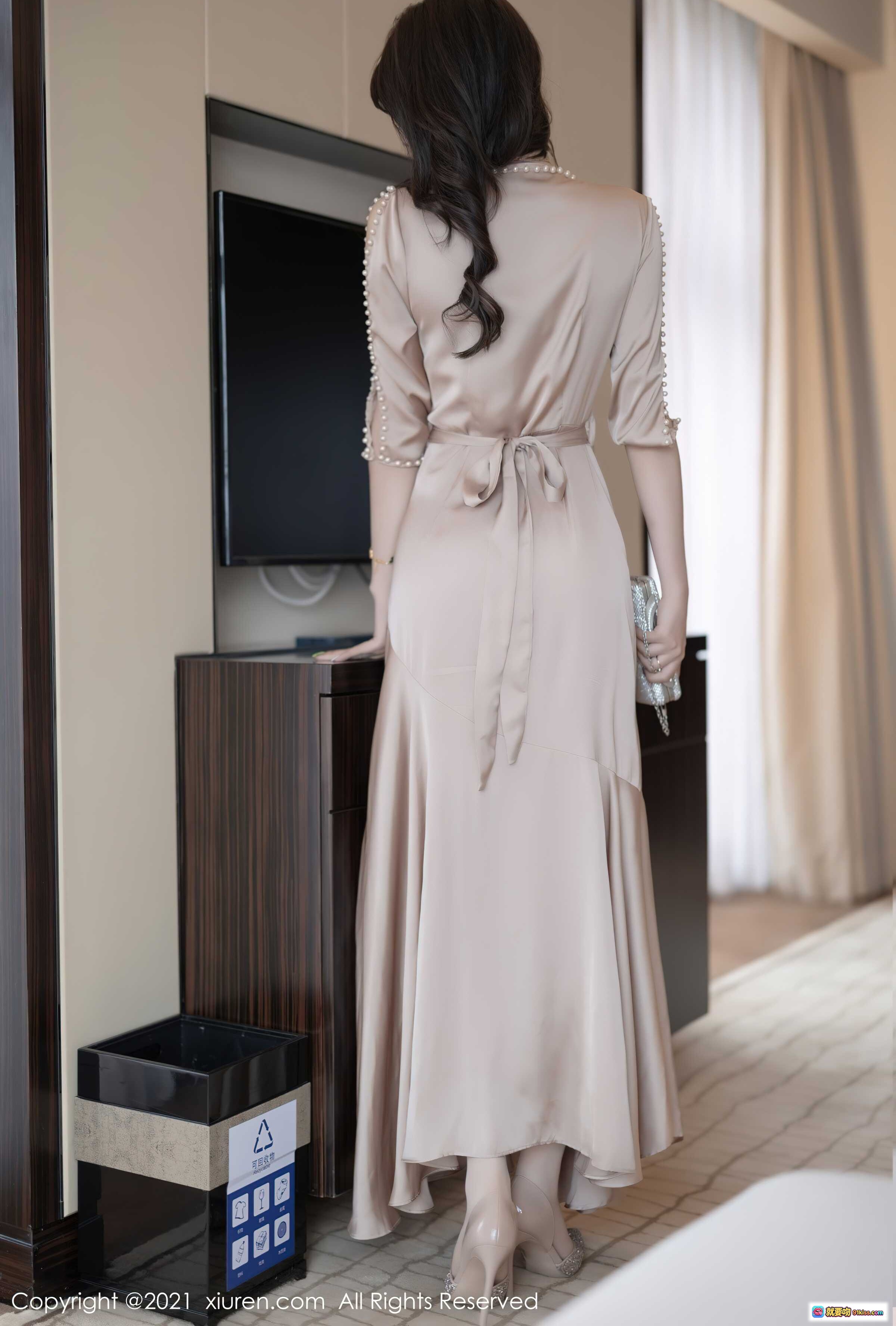 图片[4] - 芝芝Booty优雅长裙写真 | 珍珠装饰V领连衣裙 | 高端室内人像摄影 | 2021精选时尚大片 - 就要吻