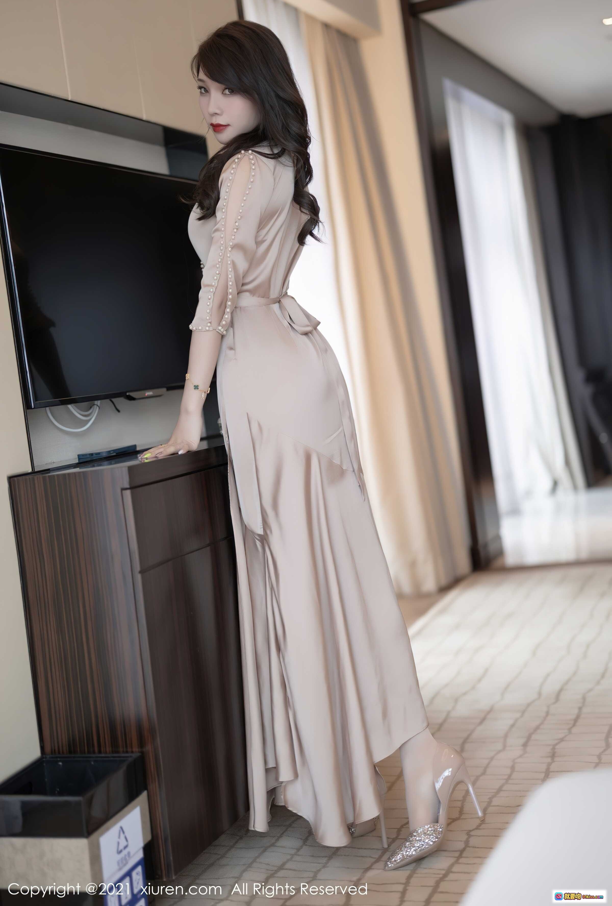 图片[5] - 芝芝Booty优雅长裙写真 | 珍珠装饰V领连衣裙 | 高端室内人像摄影 | 2021精选时尚大片 - 就要吻