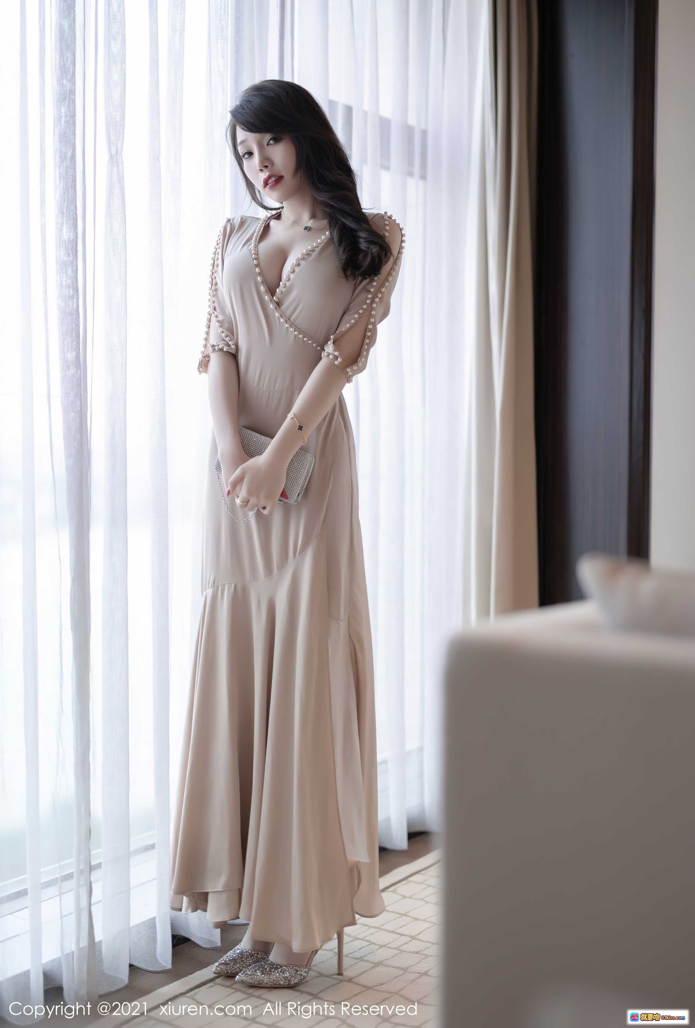 图片[2] - 芝芝Booty优雅长裙写真 | 珍珠装饰V领连衣裙 | 高端室内人像摄影 | 2021精选时尚大片 - 就要吻