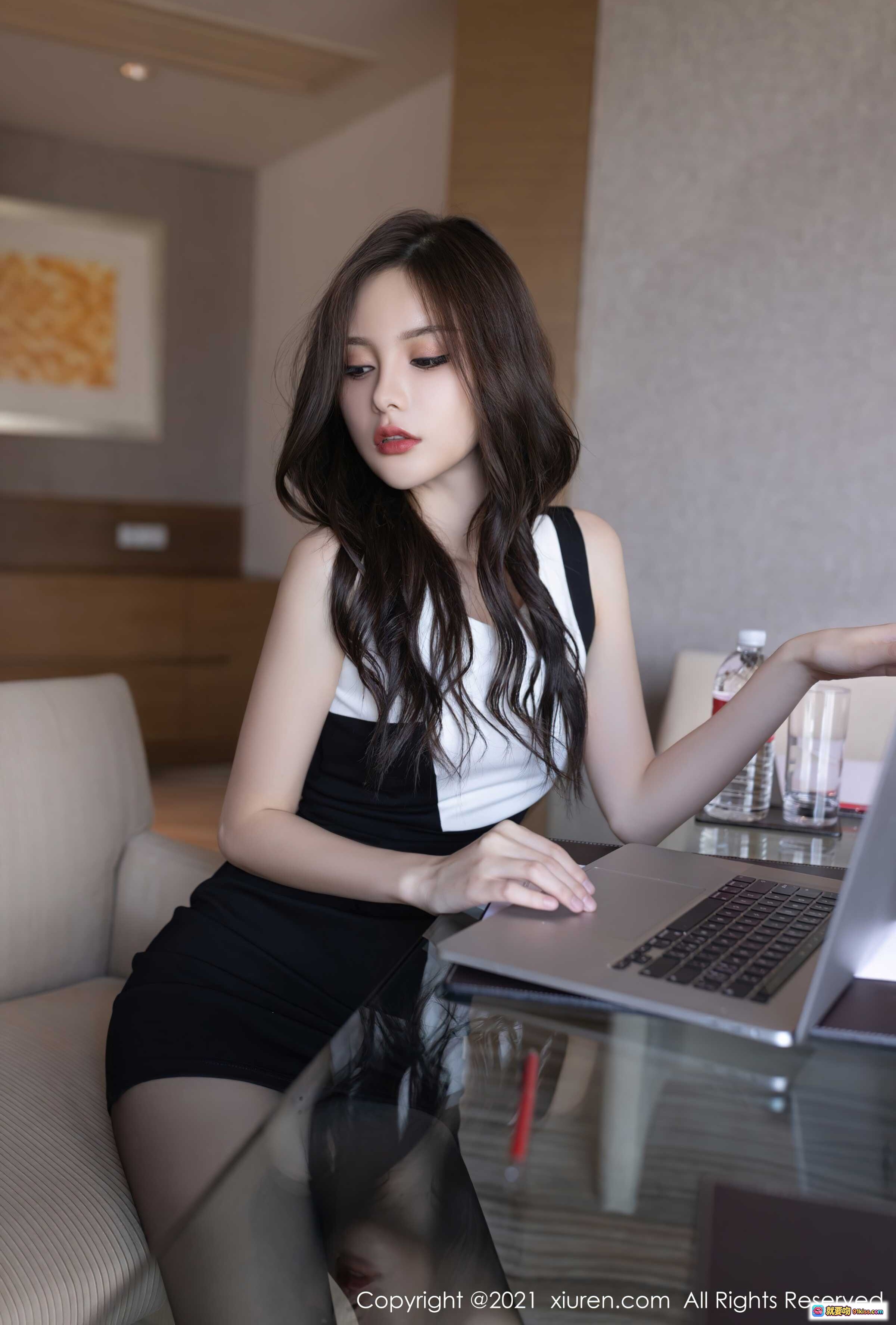 图片[3] - 王心怡黑丝美腿职场OL写真 | 白色上衣黑色短裙搭配高跟鞋 | XiuRen秀人网2021.08.19 No.3824高清图集 - 就要吻