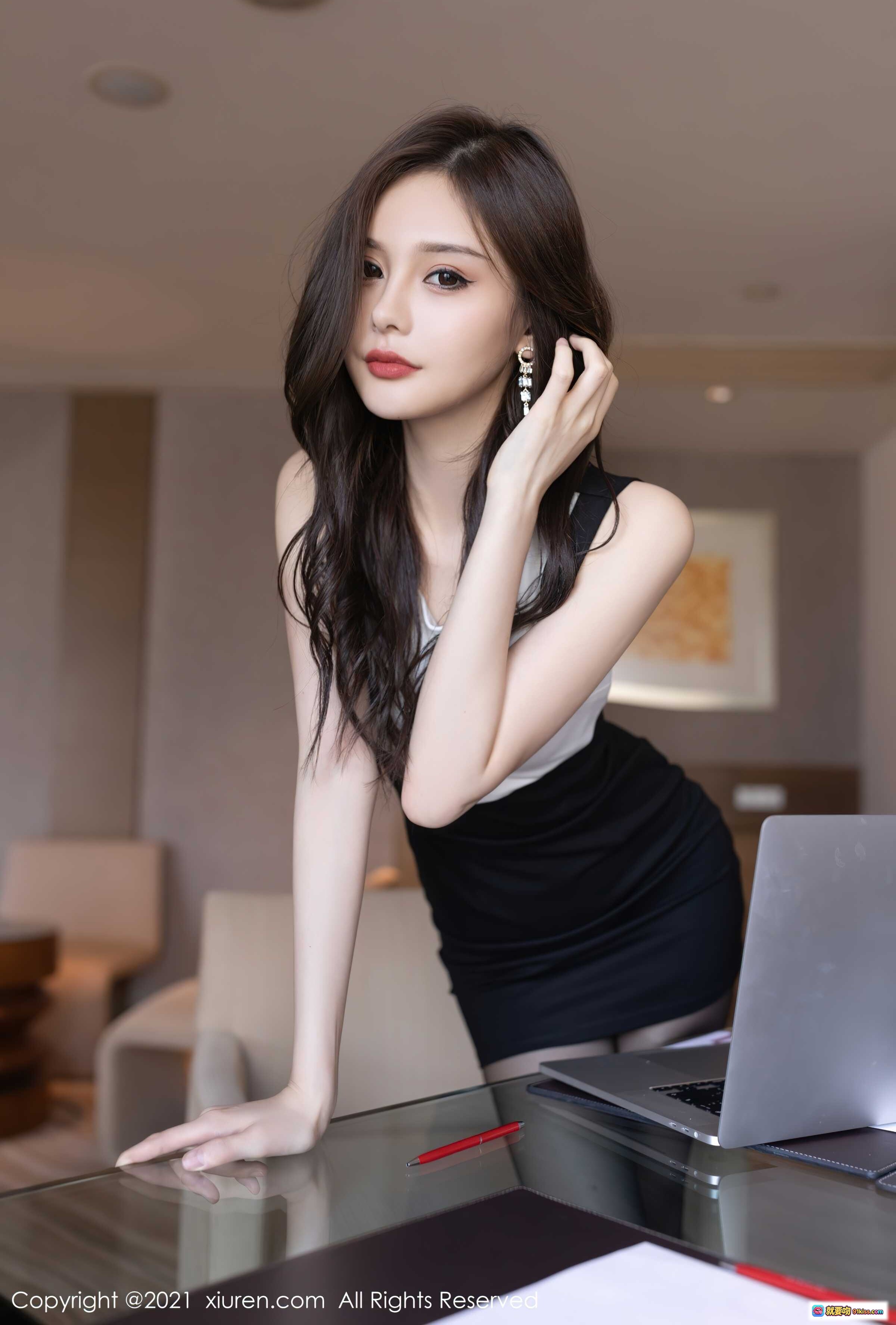 图片[4] - 王心怡黑丝美腿职场OL写真 | 白色上衣黑色短裙搭配高跟鞋 | XiuRen秀人网2021.08.19 No.3824高清图集 - 就要吻