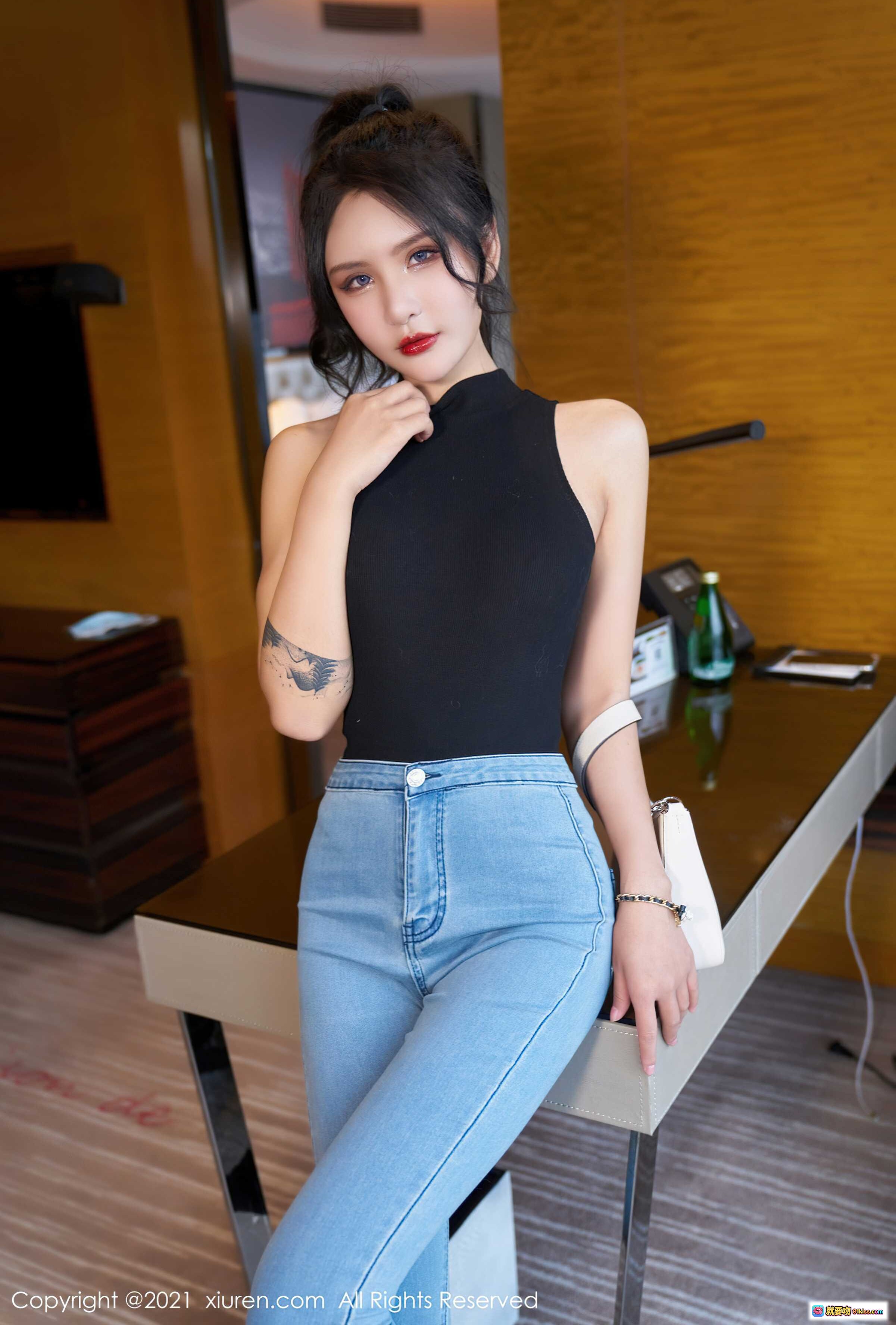 图片[9] - Emily尹菲性感写真 | 黑色背心+破洞牛仔裤+黑丝高跟 | 办公室场景 | XiuRen秀人网No.3976 - 就要吻