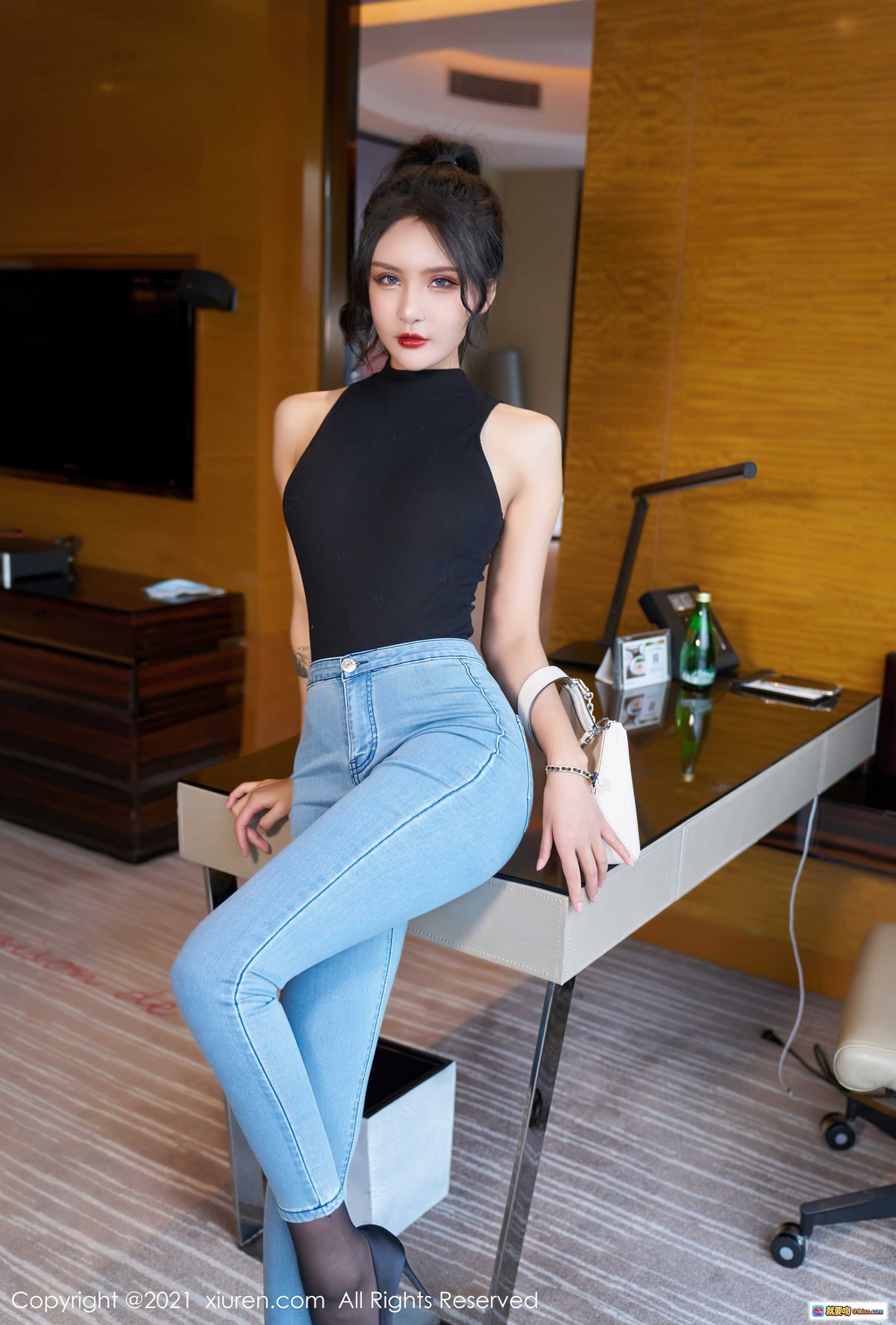 图片[10] - Emily尹菲性感写真 | 黑色背心+破洞牛仔裤+黑丝高跟 | 办公室场景 | XiuRen秀人网No.3976 - 就要吻