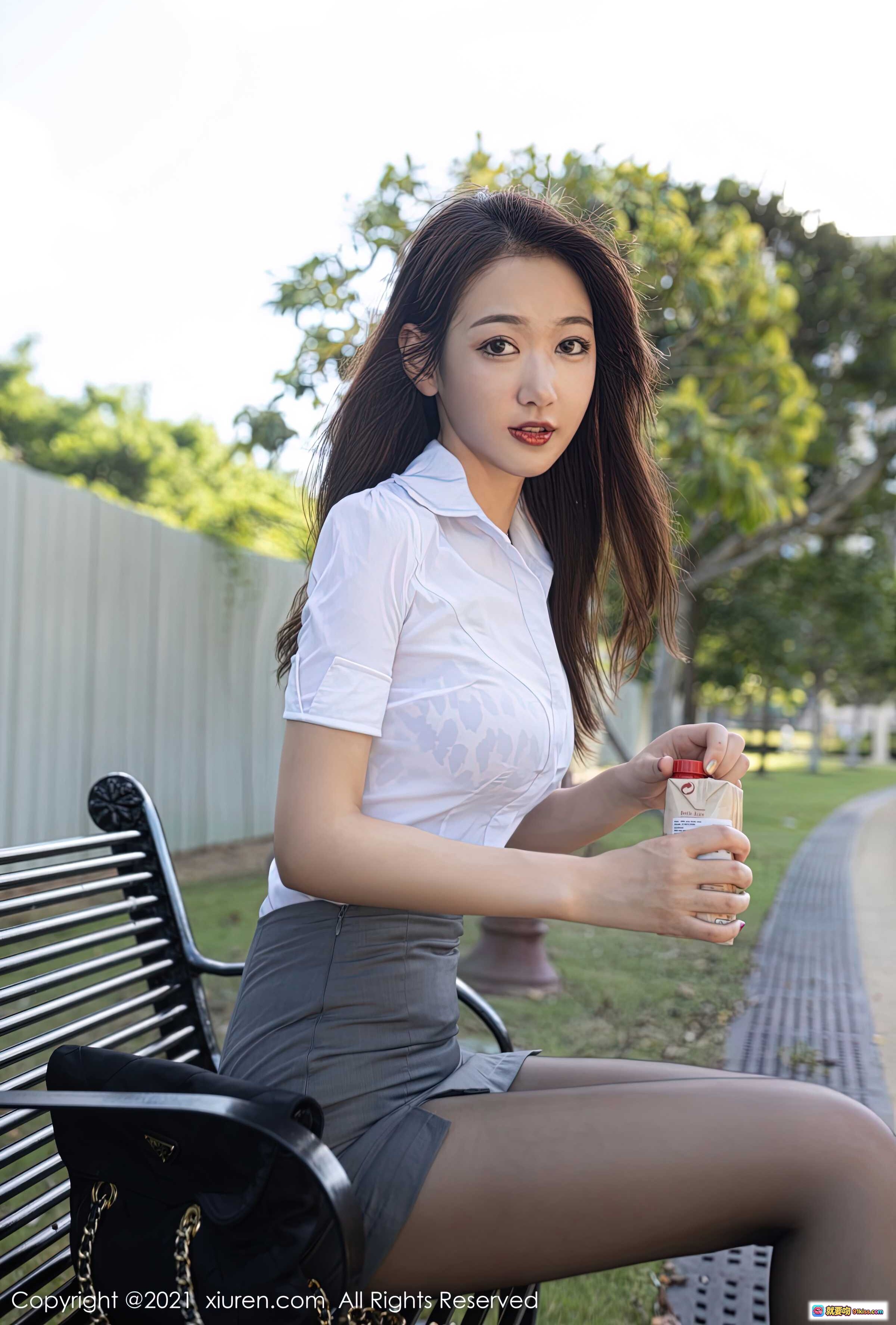 图片[9] - 唐安琪巴黎铁塔写真 | 白衬衫灰短裙黑丝高跟 | 优雅职场风户外街拍 | XiuRen秀人网2021精选 - 就要吻