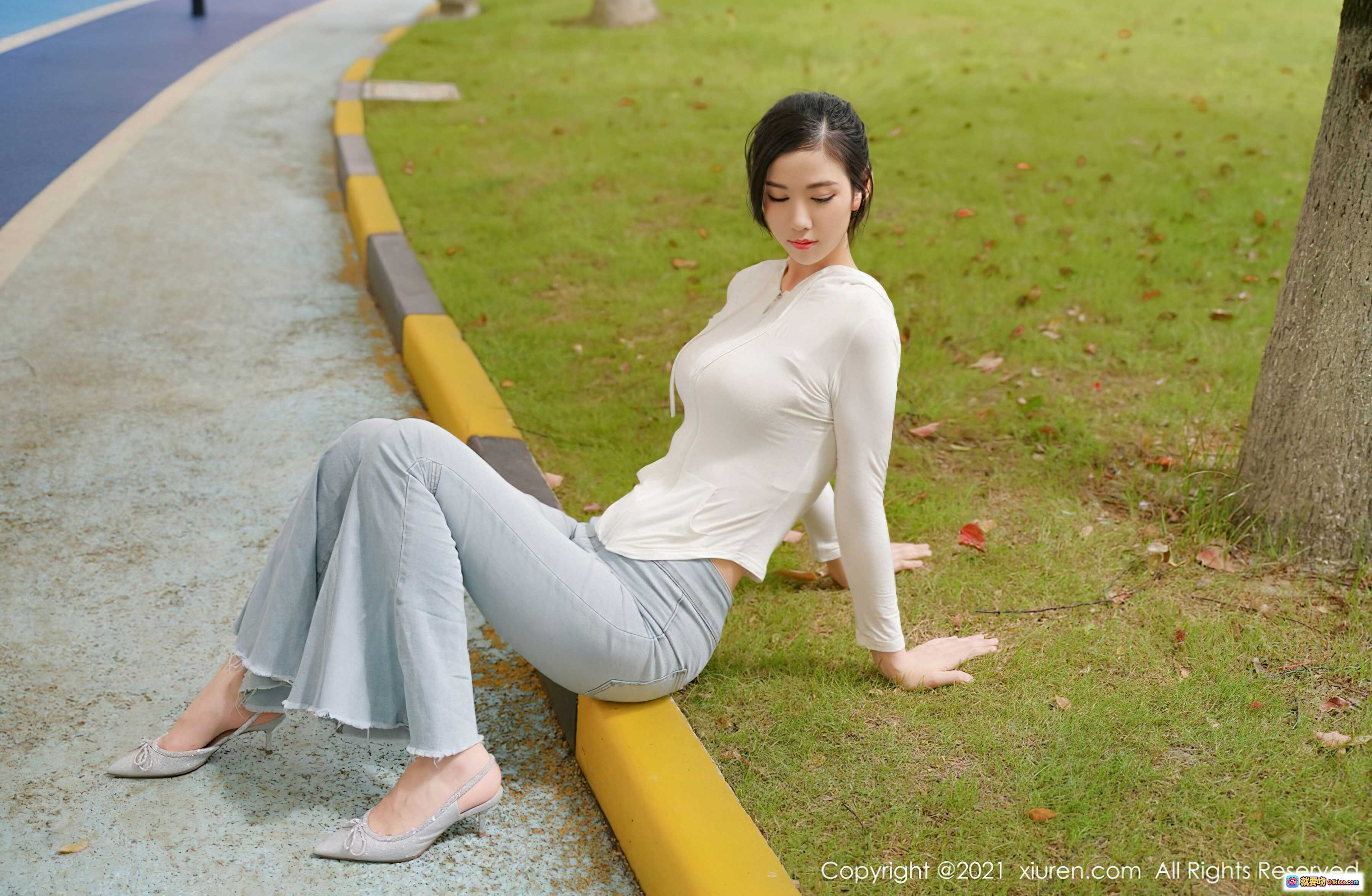 图片[6] - 李雅柔白色连帽衫搭配浅蓝喇叭牛仔裤户外街拍写真 – XiuRen秀人网2021.09.24 No.3989 - 就要吻