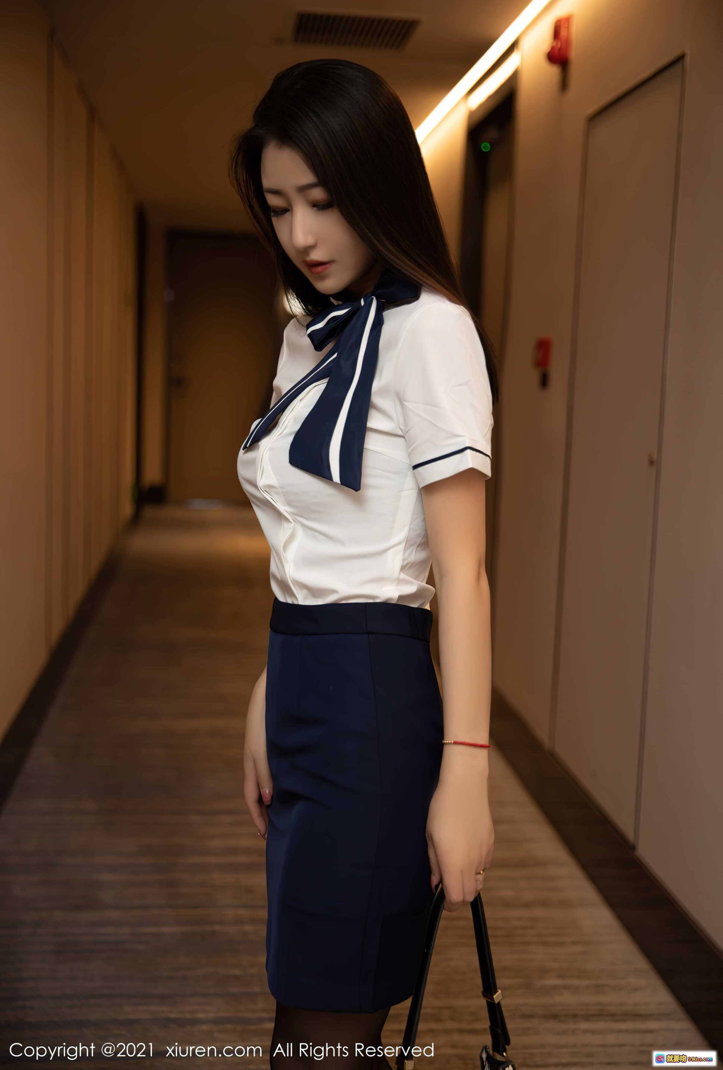 图片[4] - 熊小诺职场OL风写真｜白衬衫蓝包臀裙黑丝美腿走廊回眸｜XiuRen秀人网2021.08.26 No.3860 - 就要吻