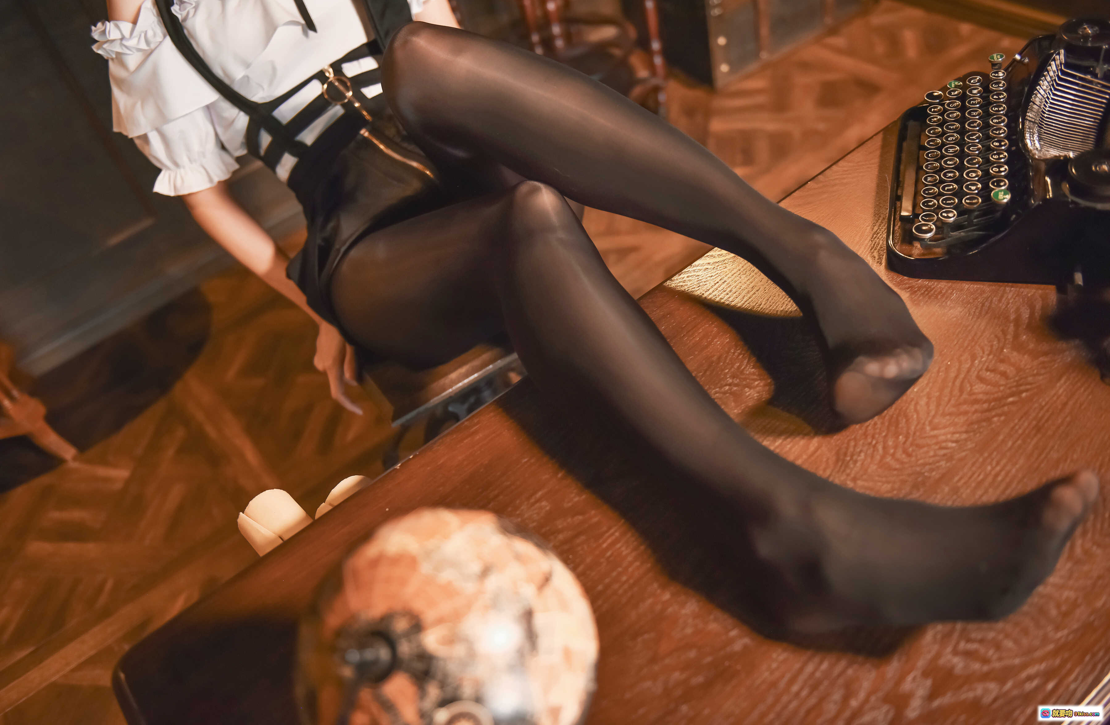 图片[2] - ElyEE子 NO.072 阿米莉亚·华生 黑丝美腿 复古打字机 优雅坐姿 53P高清写真 - 就要吻