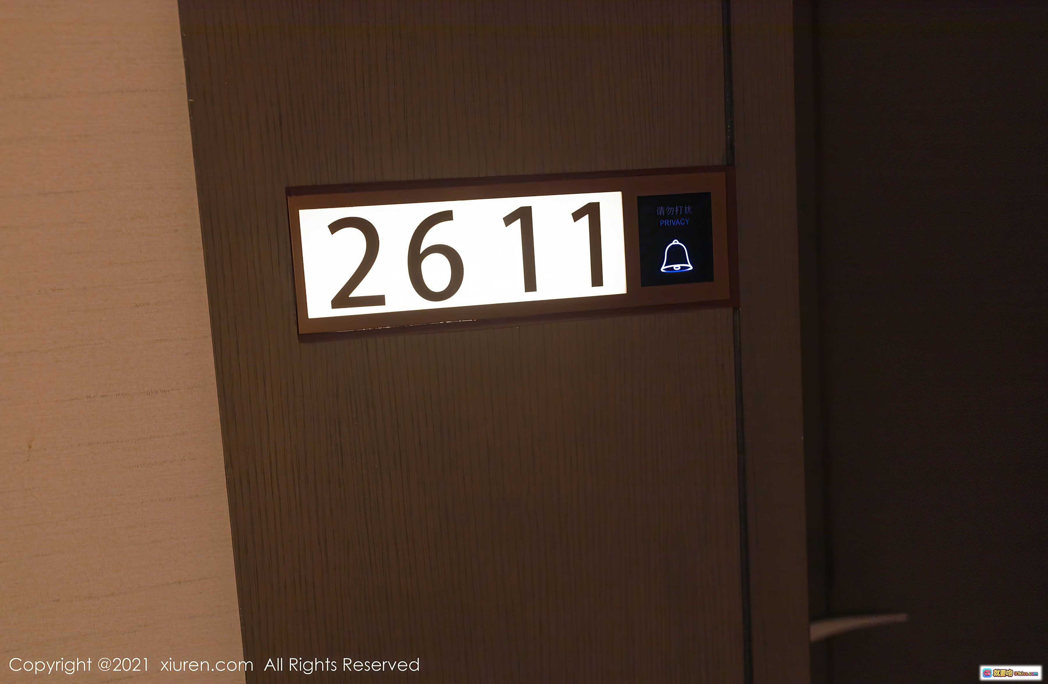 图片[10] - 安然Maleah人妻写真｜XiuRen秀人网2021.08.30 No.3871｜灰色吊带裙床上玩手机｜优雅性感居家风 - 就要吻