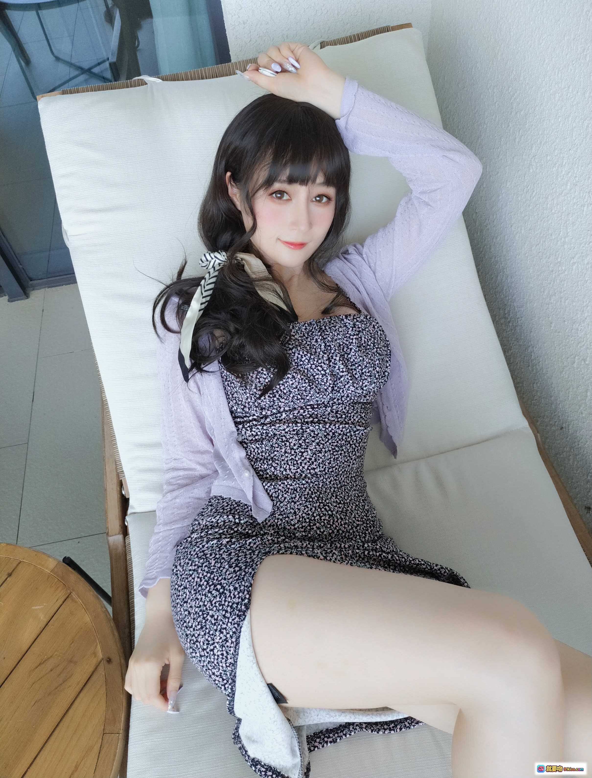 图片[2] - 白银81 NO.085 9月会员合集 2021-09-01 美女躺卧沙发 花纹吊带裙 白色蕾丝内裤 黑蝴蝶结 紫色薄衫 长发齐刘海 优雅姿态 室内写真 - 就要吻