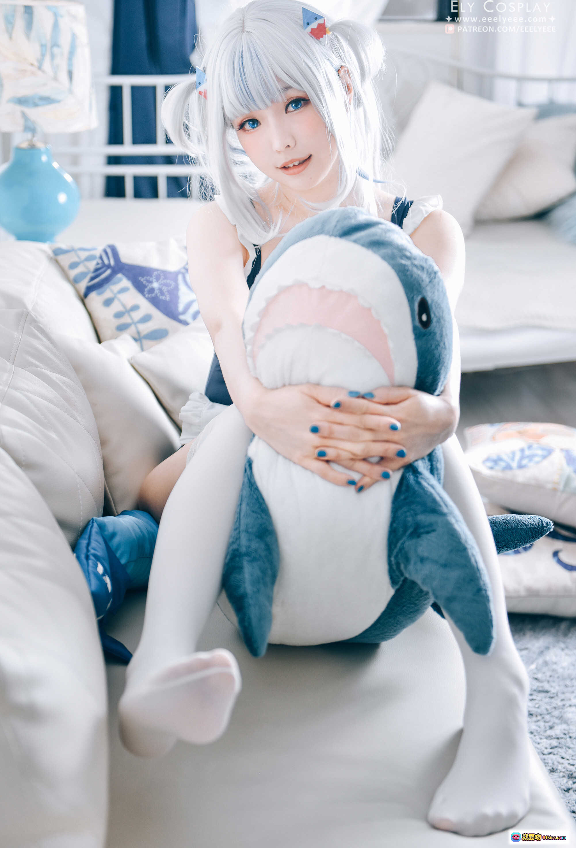 图片[5] - ElyEE子NO.071噶呜·古拉小鲨鲨泳装Cosplay 白发蓝瞳少女 白色蕾丝长袜 沙发抱鲨鱼玩偶 甜美可爱风写真 - 就要吻