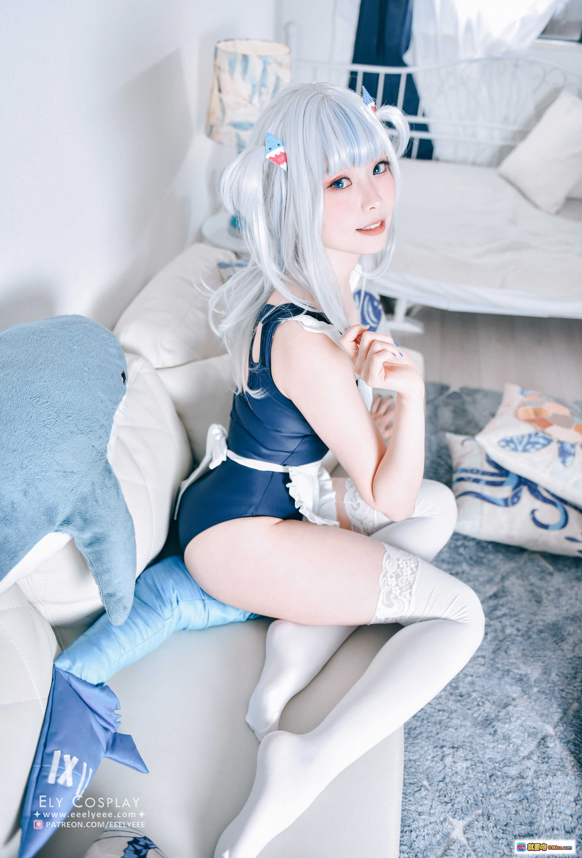 图片[3] - ElyEE子NO.071噶呜·古拉小鲨鲨泳装Cosplay 白发蓝瞳少女 白色蕾丝长袜 沙发抱鲨鱼玩偶 甜美可爱风写真 - 就要吻