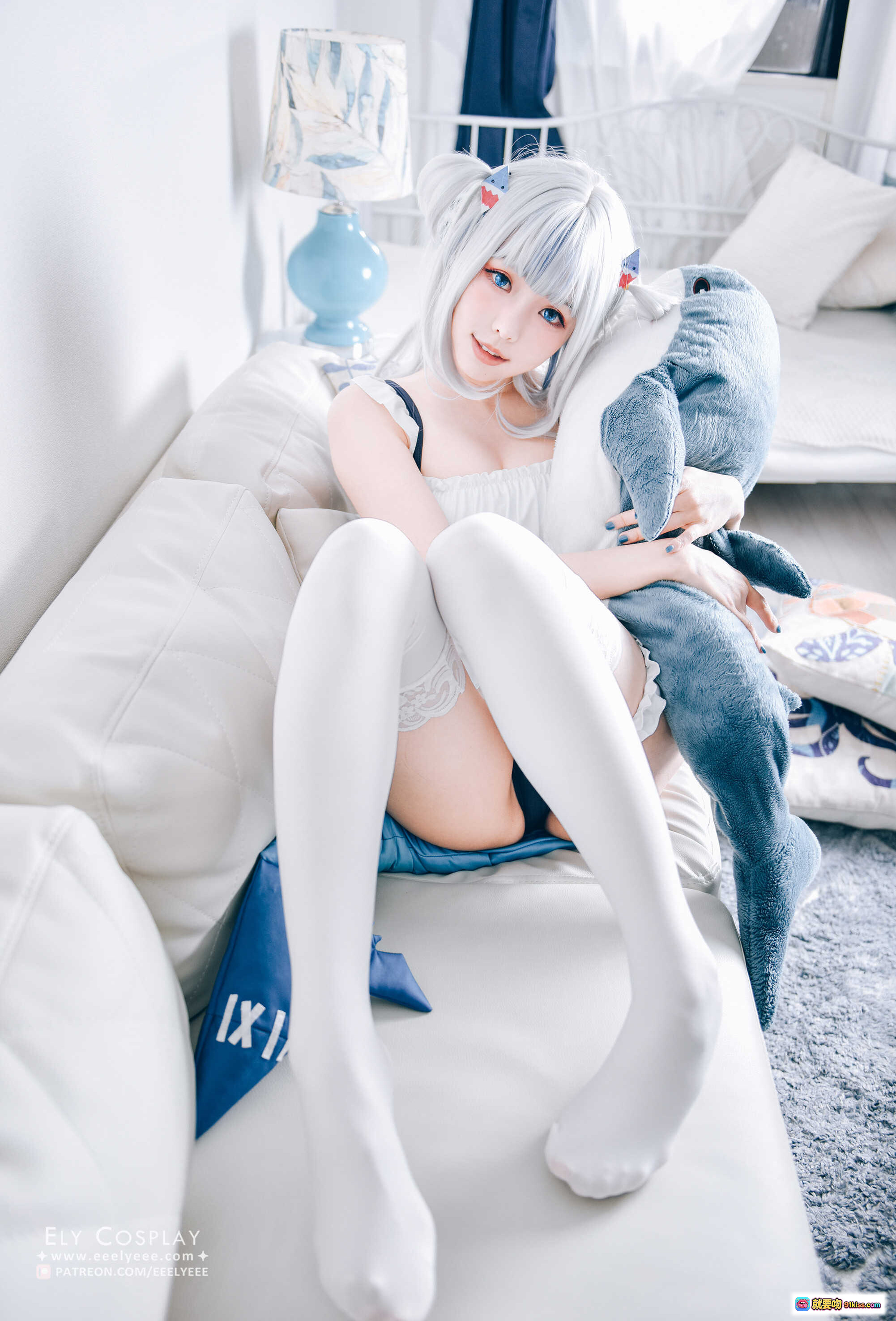 图片[4] - ElyEE子NO.071噶呜·古拉小鲨鲨泳装Cosplay 白发蓝瞳少女 白色蕾丝长袜 沙发抱鲨鱼玩偶 甜美可爱风写真 - 就要吻