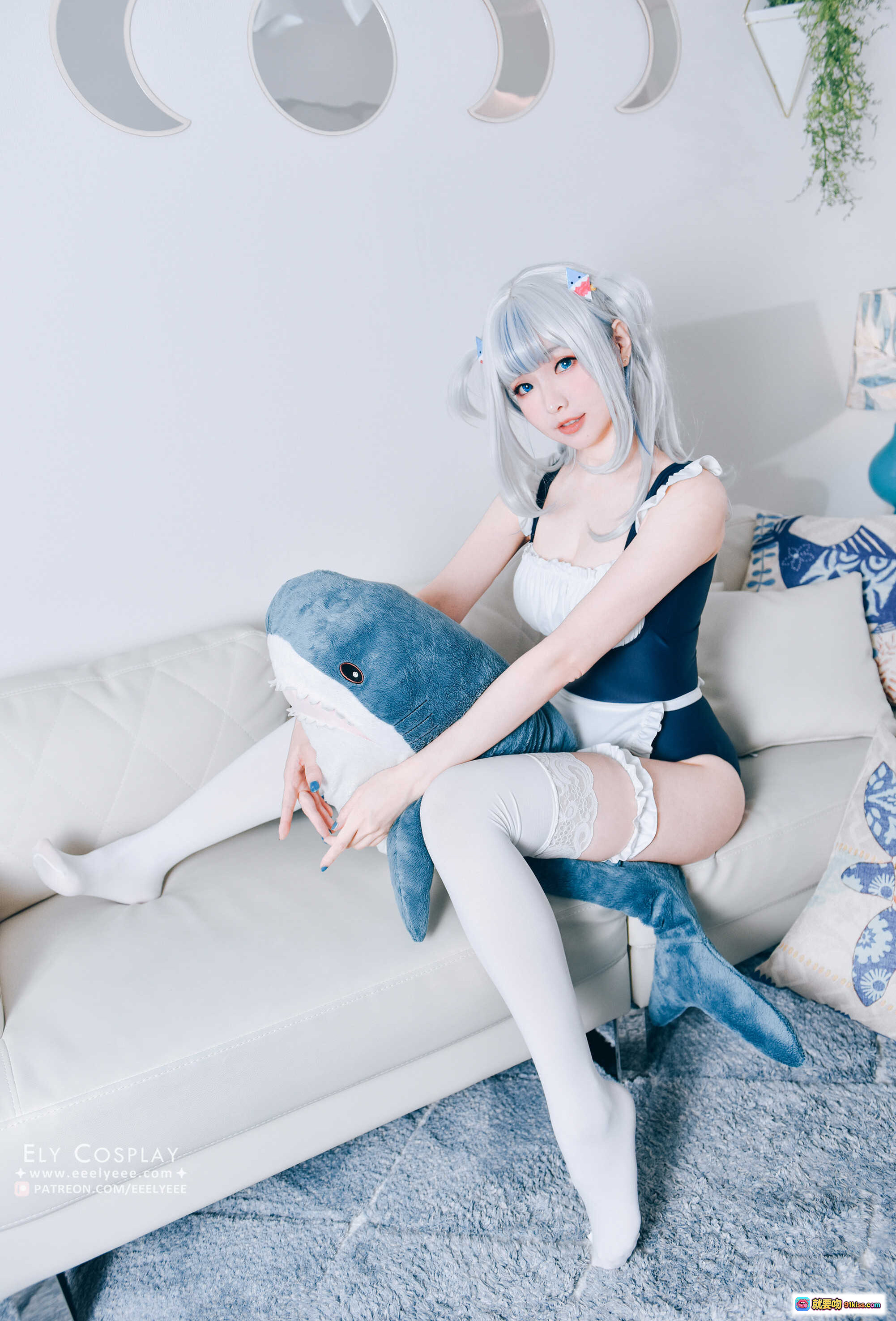 图片[8] - ElyEE子NO.071噶呜·古拉小鲨鲨泳装Cosplay 白发蓝瞳少女 白色蕾丝长袜 沙发抱鲨鱼玩偶 甜美可爱风写真 - 就要吻
