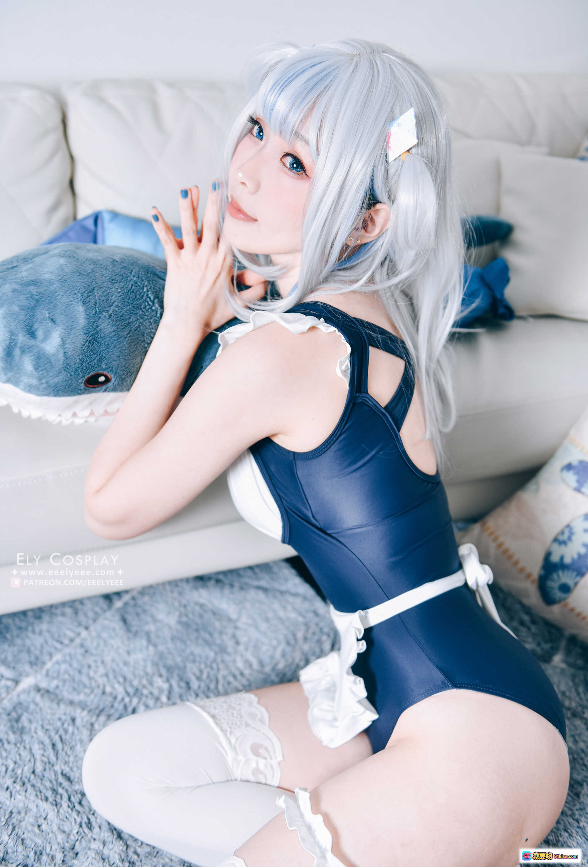 图片[10] - ElyEE子NO.071噶呜·古拉小鲨鲨泳装Cosplay 白发蓝瞳少女 白色蕾丝长袜 沙发抱鲨鱼玩偶 甜美可爱风写真 - 就要吻