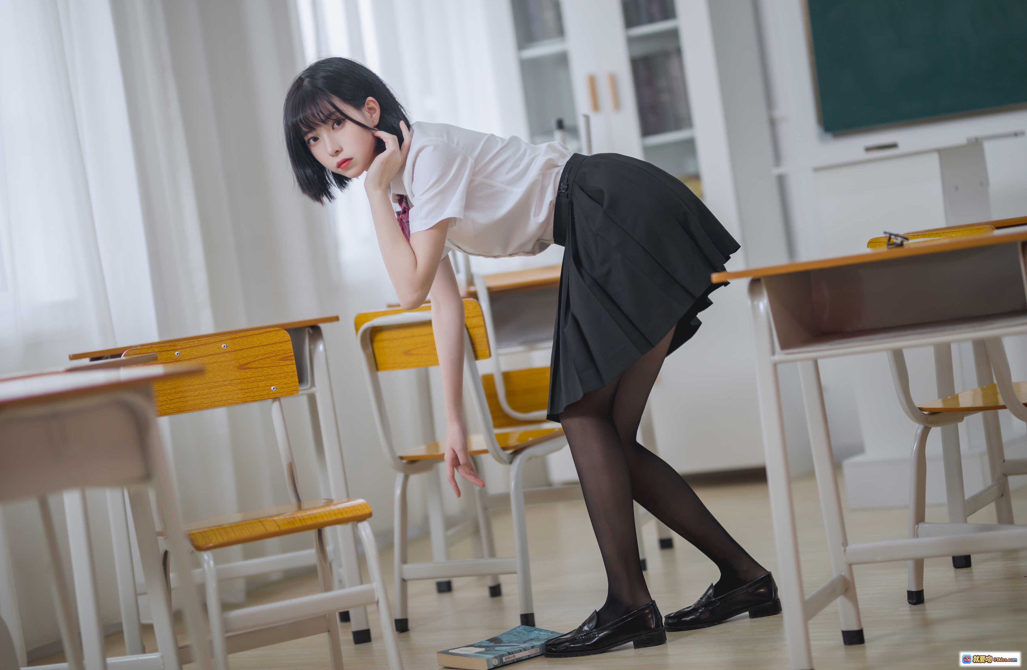 图片[3] - 许岚LAN NO.001 教室JK黑丝写真 40P高清美图 学生制服少女阅读场景 优雅校园风摄影 - 就要吻