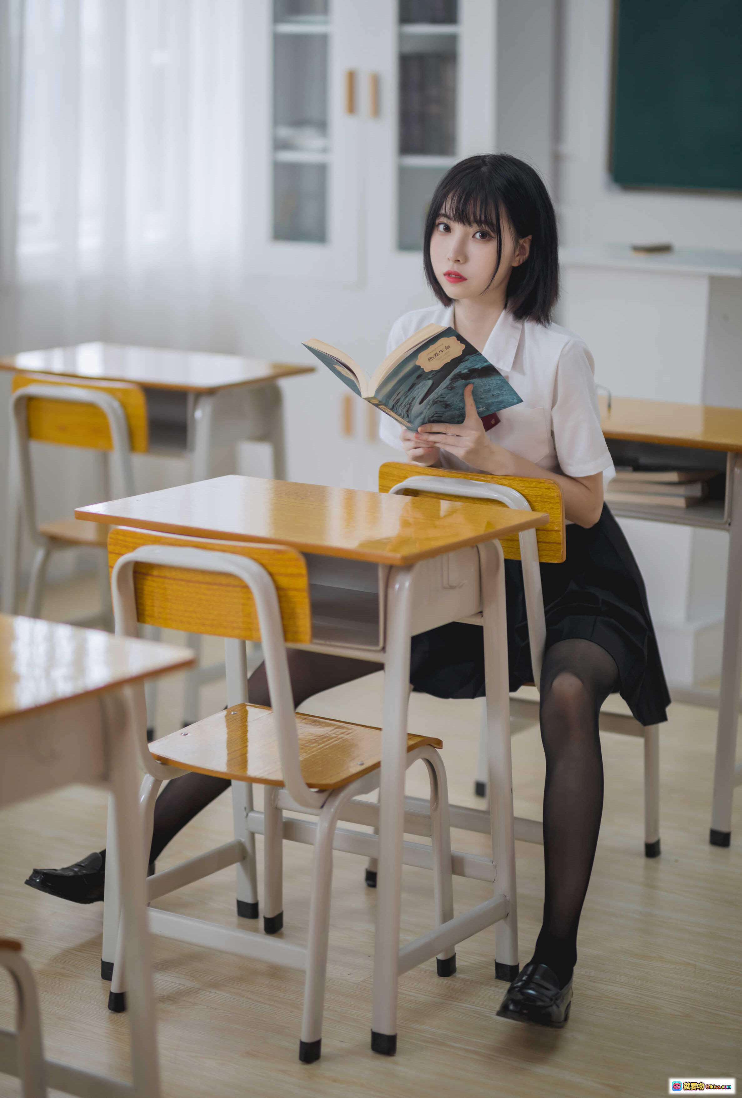图片[1] - 许岚LAN NO.001 教室JK黑丝写真 40P高清美图 学生制服少女阅读场景 优雅校园风摄影 - 就要吻