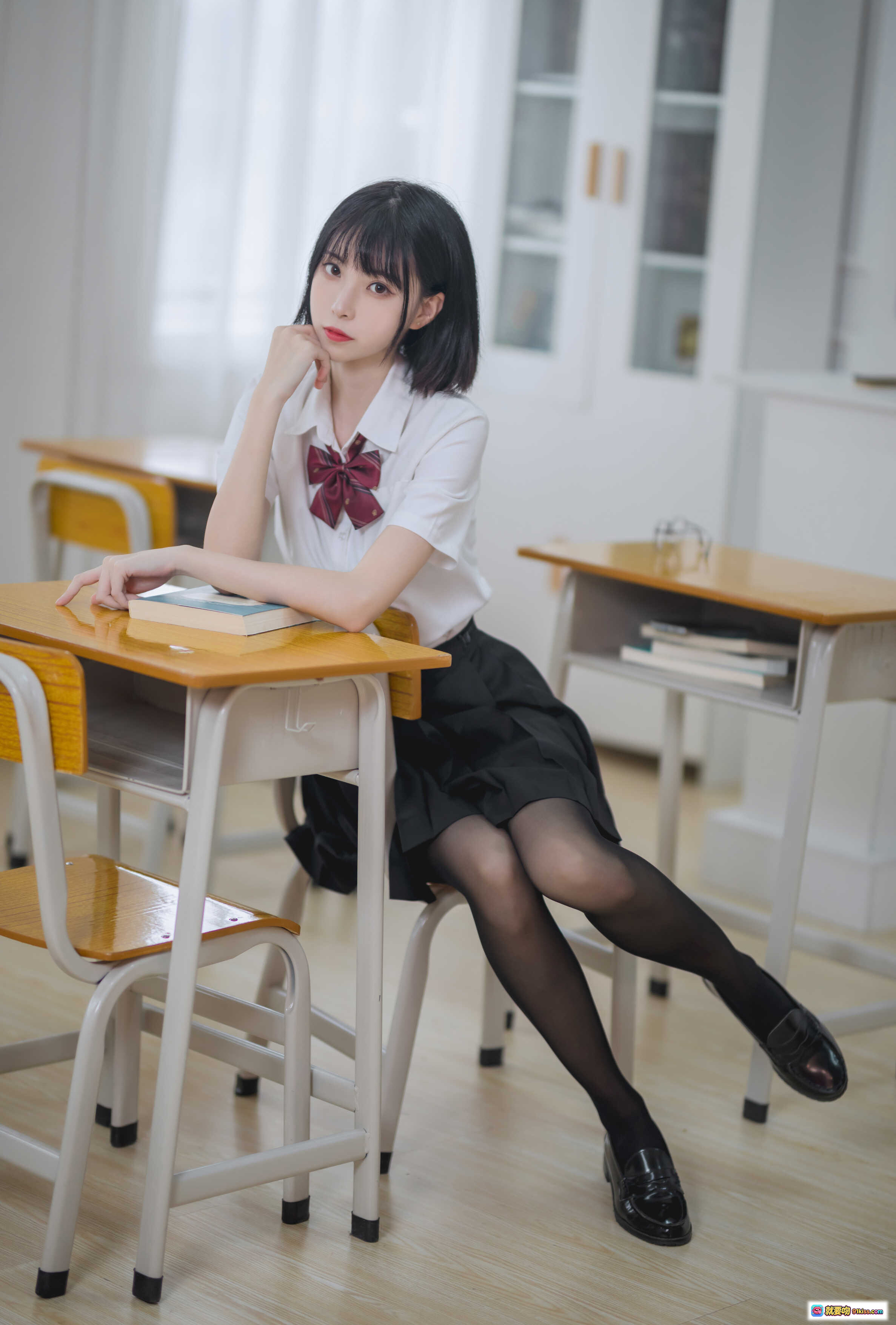 图片[2] - 许岚LAN NO.001 教室JK黑丝写真 40P高清美图 学生制服少女阅读场景 优雅校园风摄影 - 就要吻