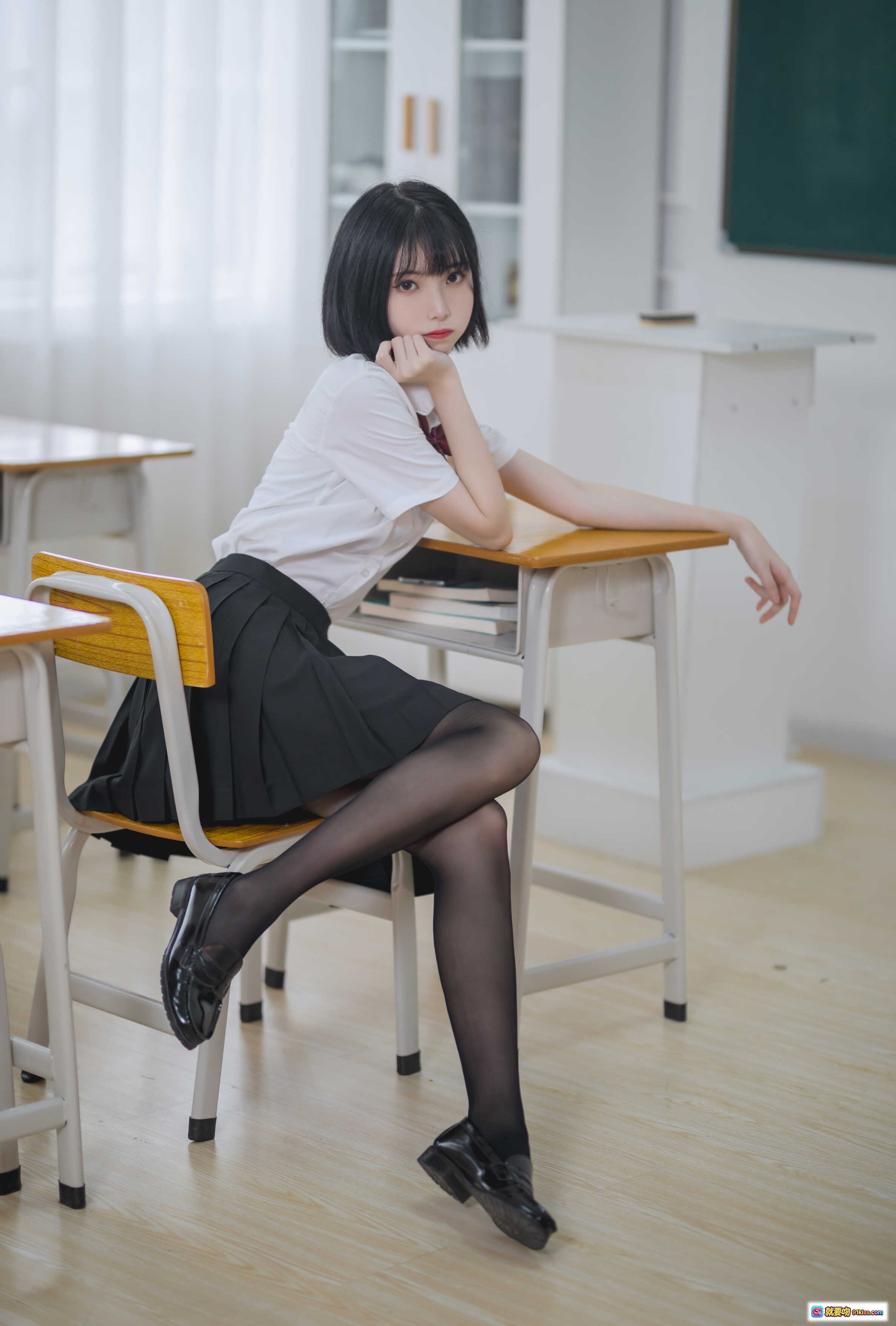 图片[10] - 许岚LAN NO.001 教室JK黑丝写真 40P高清美图 学生制服少女阅读场景 优雅校园风摄影 - 就要吻