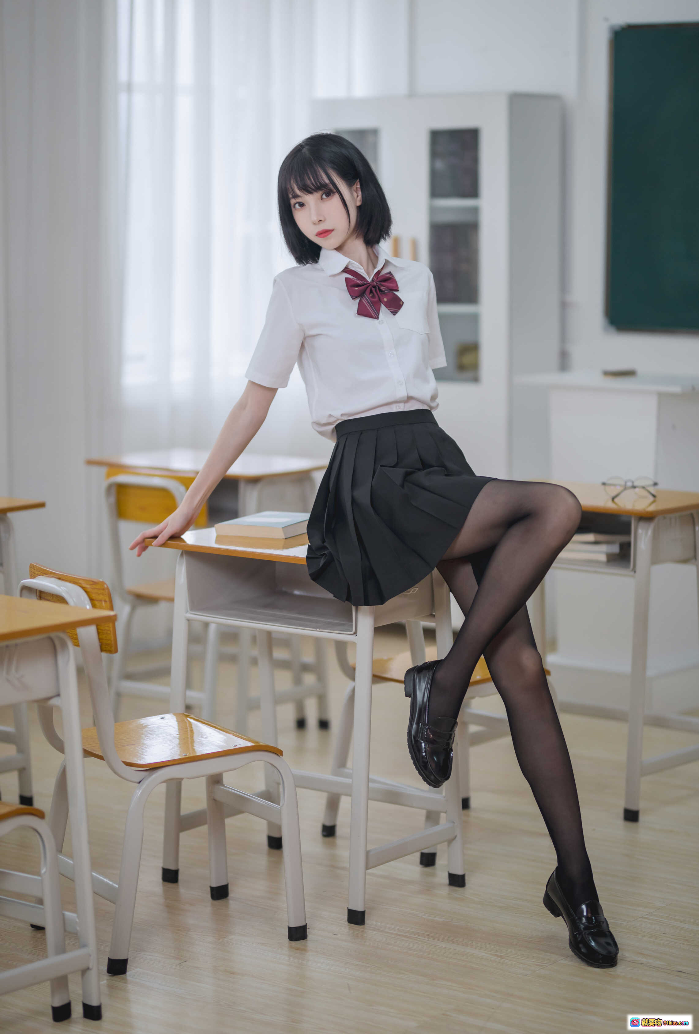 图片[9] - 许岚LAN NO.001 教室JK黑丝写真 40P高清美图 学生制服少女阅读场景 优雅校园风摄影 - 就要吻