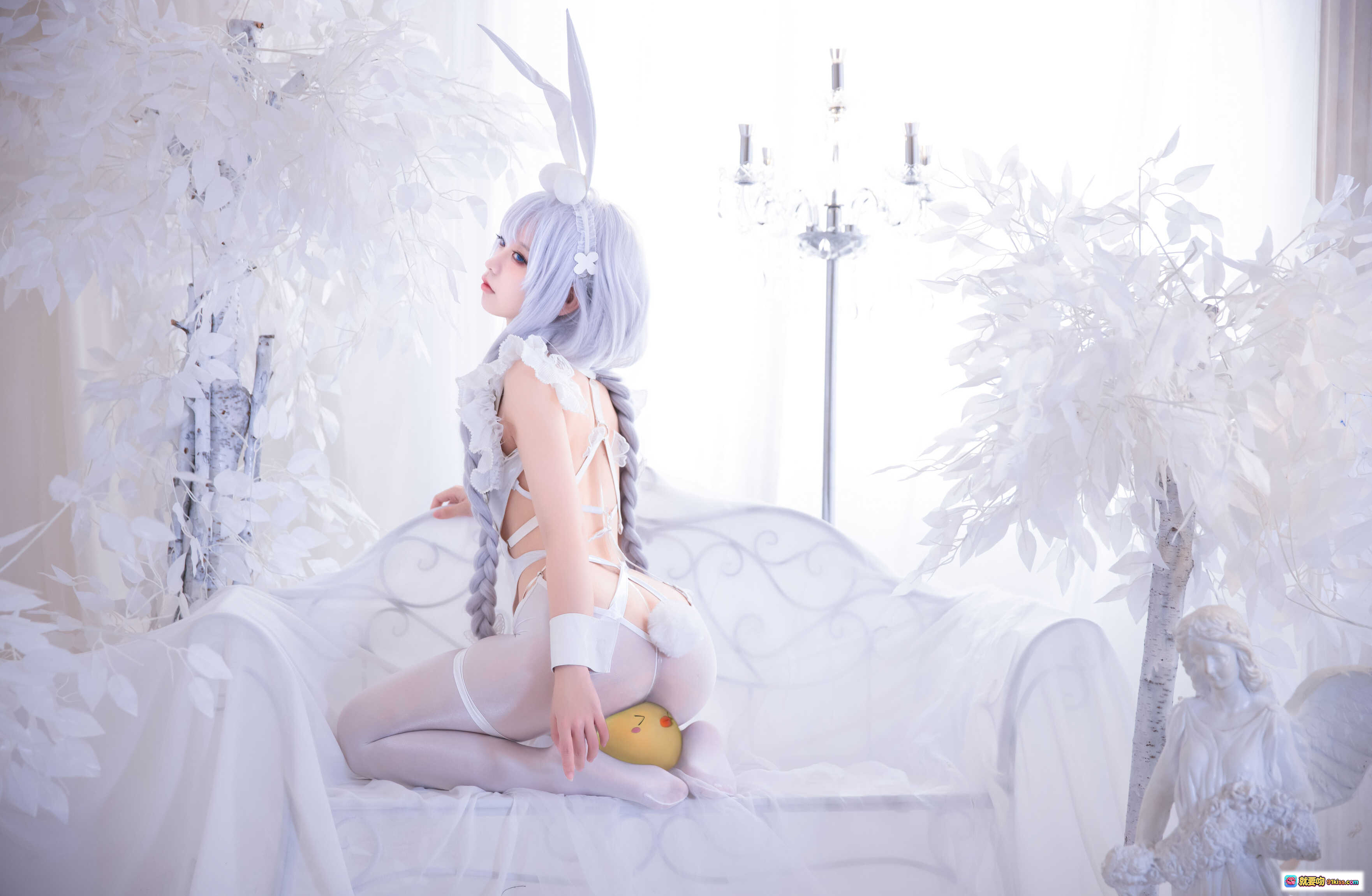 图片[1] - G44不会受伤 NO.041 恶毒 Cosplay 白色兔女郎 优雅坐姿 精致发饰 朦胧光影 25P高清图集 - 就要吻