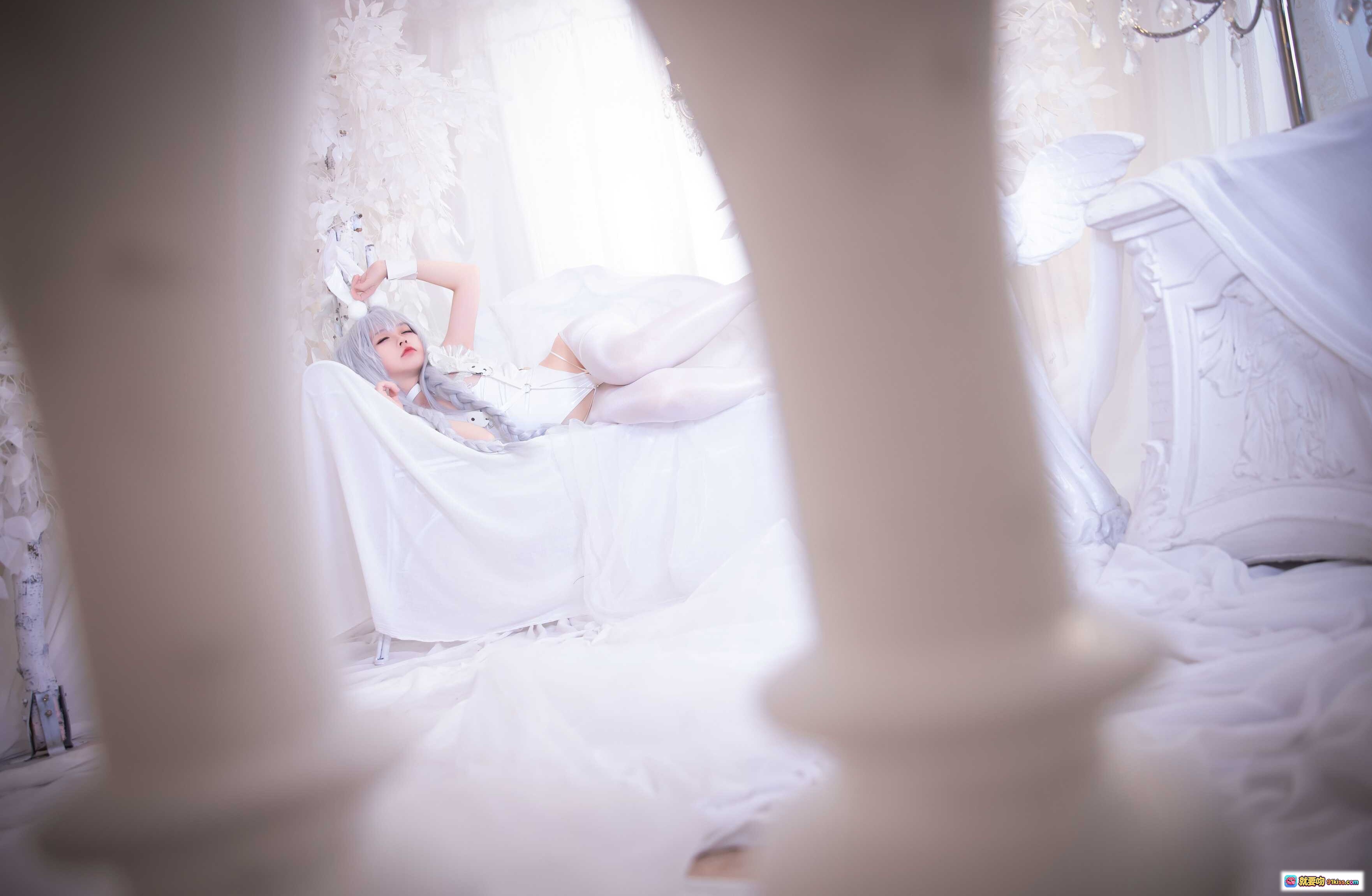 图片[2] - G44不会受伤 NO.041 恶毒 Cosplay 白色兔女郎 优雅坐姿 精致发饰 朦胧光影 25P高清图集 - 就要吻