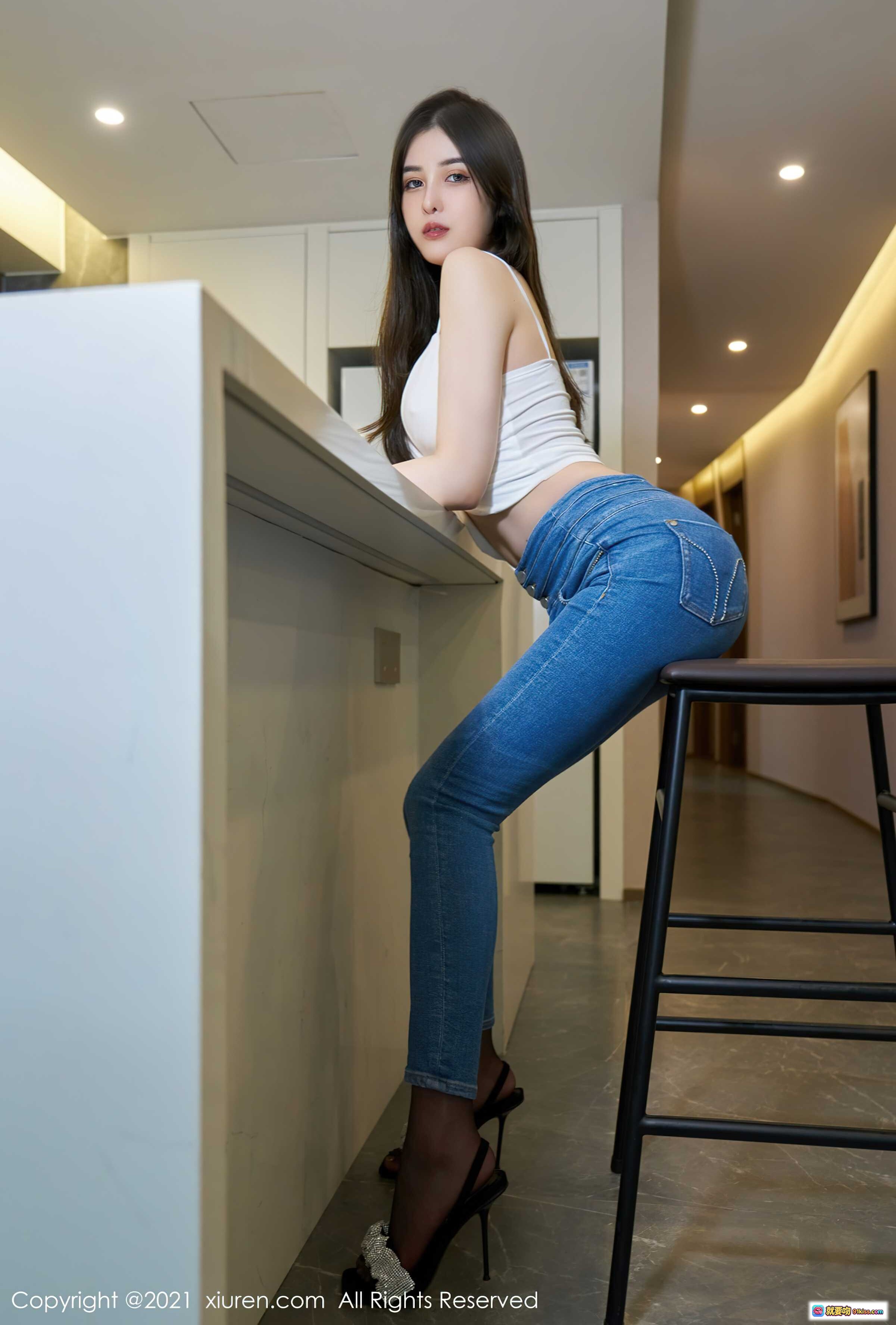 图片[6] - 韩静安厨房写真｜白色吊带牛仔裤黑丝高跟｜秀人网2021性感私房照 - 就要吻