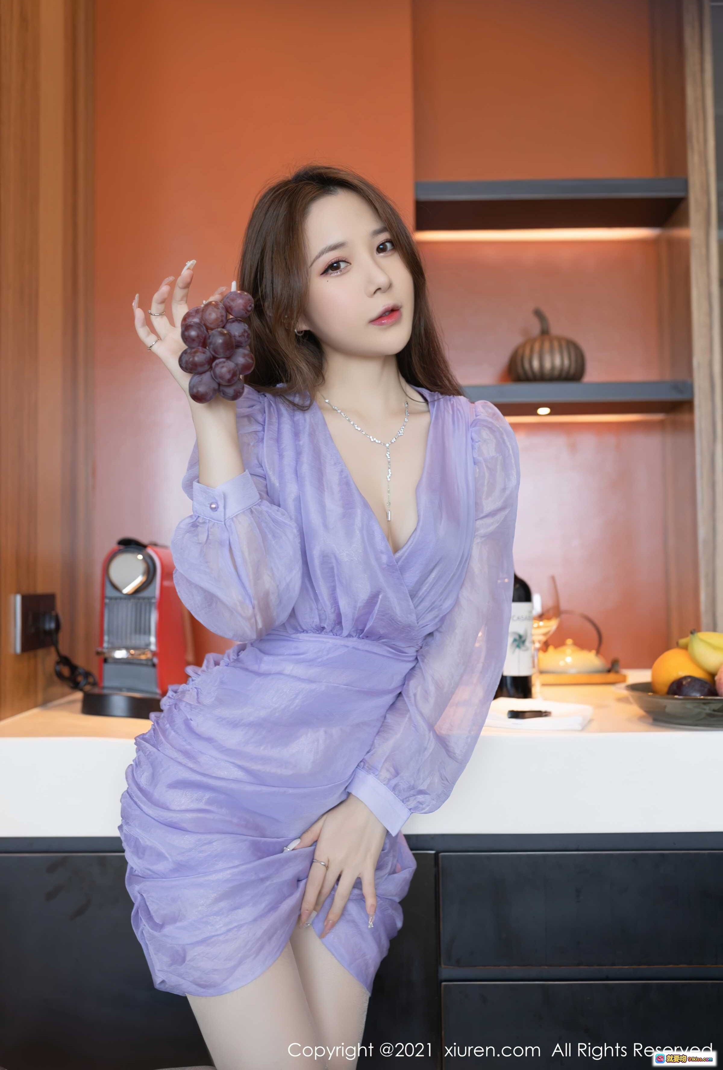 图片[2] - XiuRen秀人网2021.09.10 No.3930 鱼子酱Fish紫色透视长袖连衣裙性感写真高清图集 - 就要吻