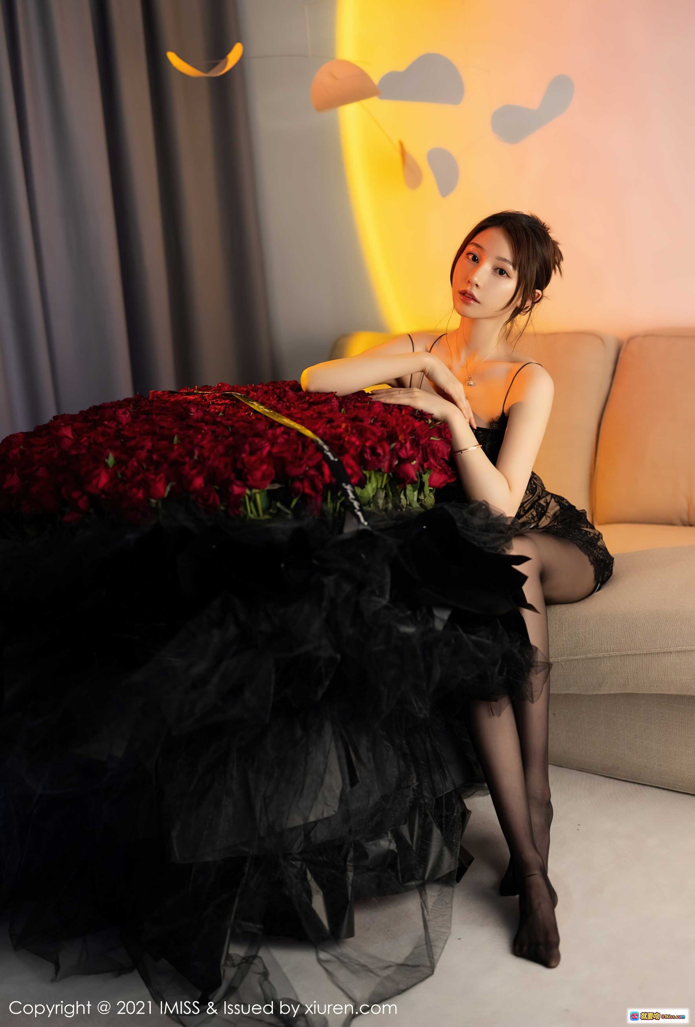图片[10] - Lynn刘奕宁黑蕾丝吊带裙性感写真｜红玫瑰花海搭配黑丝美腿｜IMiss2021高清私房摄影 - 就要吻