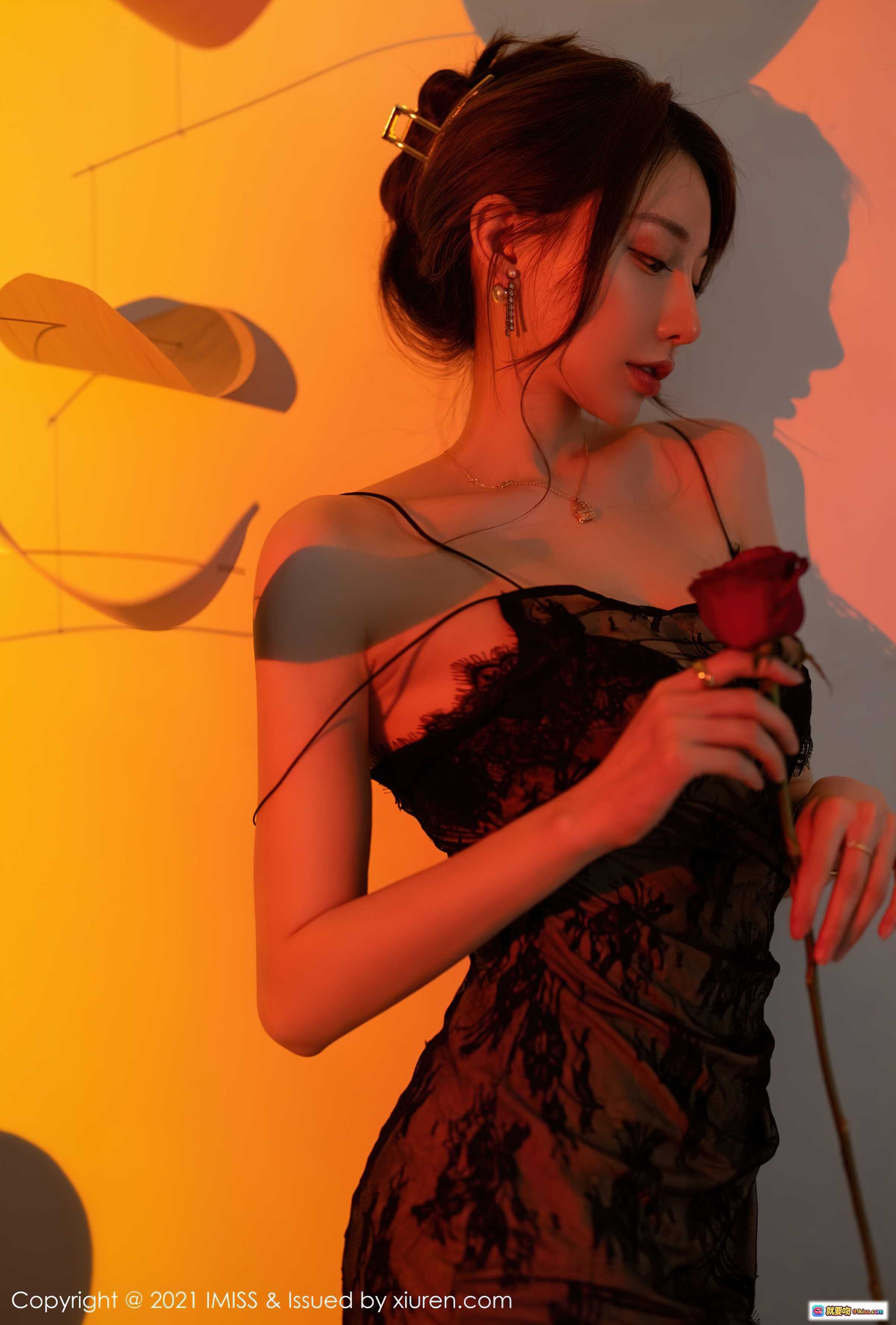 图片[8] - Lynn刘奕宁黑蕾丝吊带裙性感写真｜红玫瑰花海搭配黑丝美腿｜IMiss2021高清私房摄影 - 就要吻