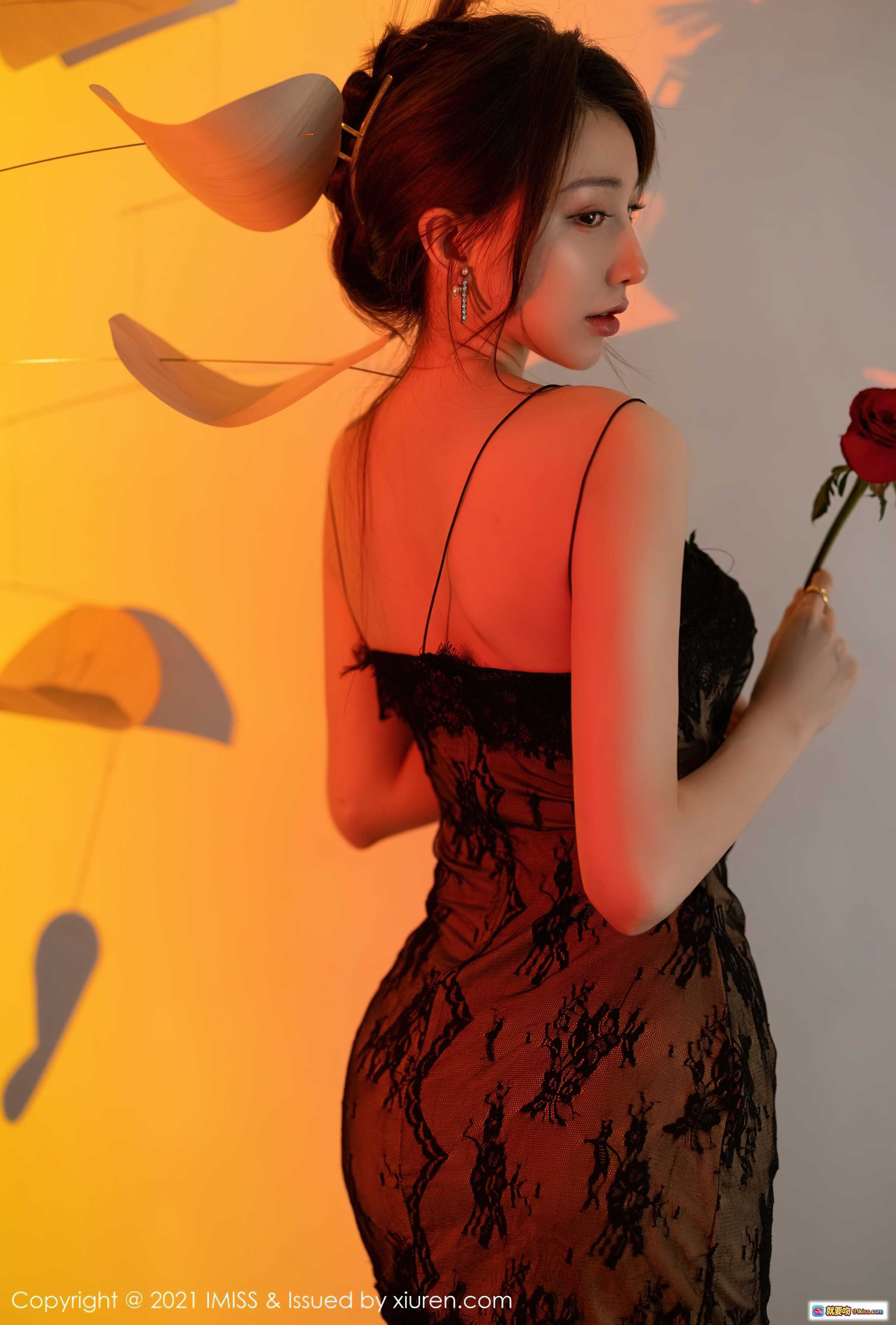 图片[7] - Lynn刘奕宁黑蕾丝吊带裙性感写真｜红玫瑰花海搭配黑丝美腿｜IMiss2021高清私房摄影 - 就要吻