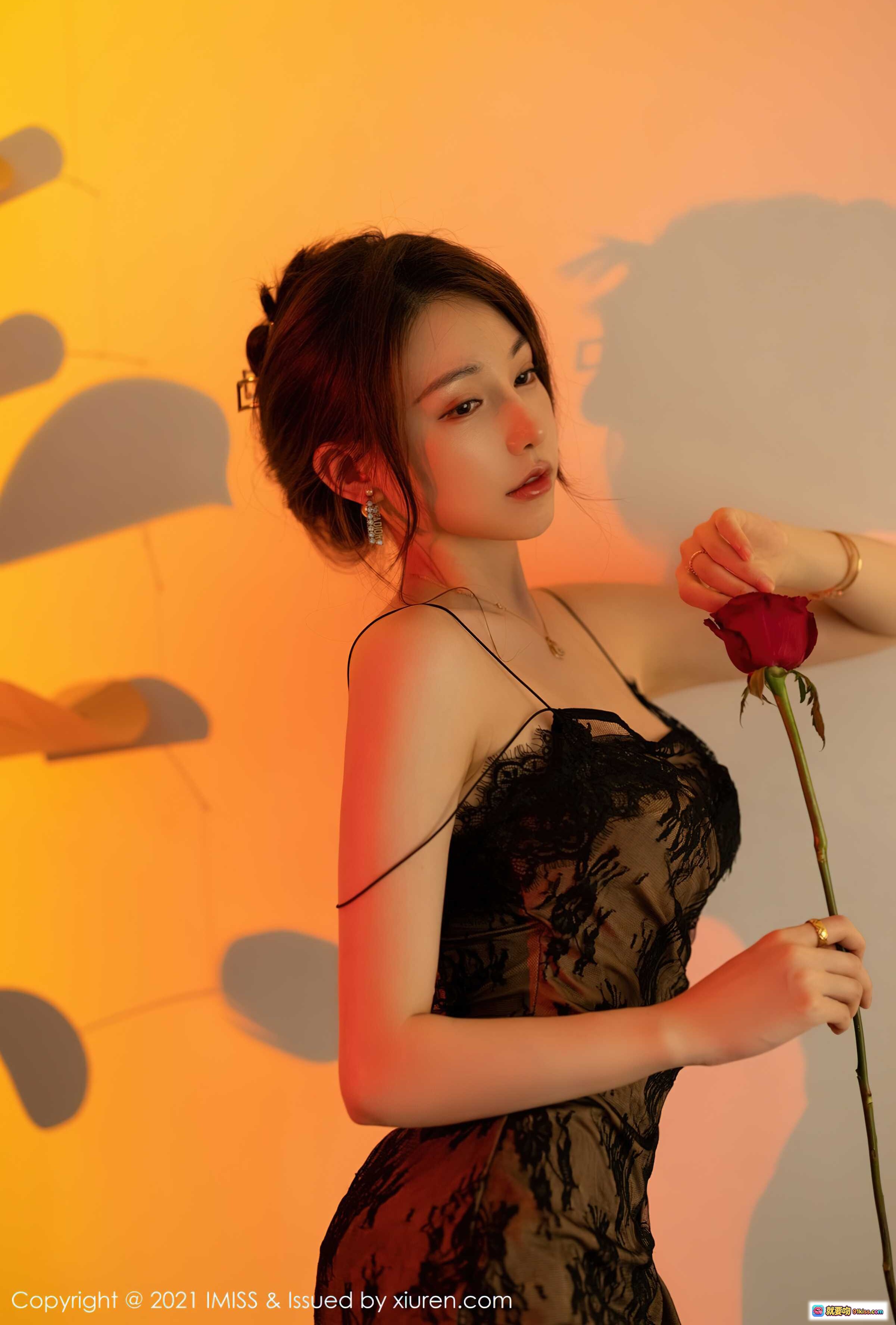 图片[6] - Lynn刘奕宁黑蕾丝吊带裙性感写真｜红玫瑰花海搭配黑丝美腿｜IMiss2021高清私房摄影 - 就要吻