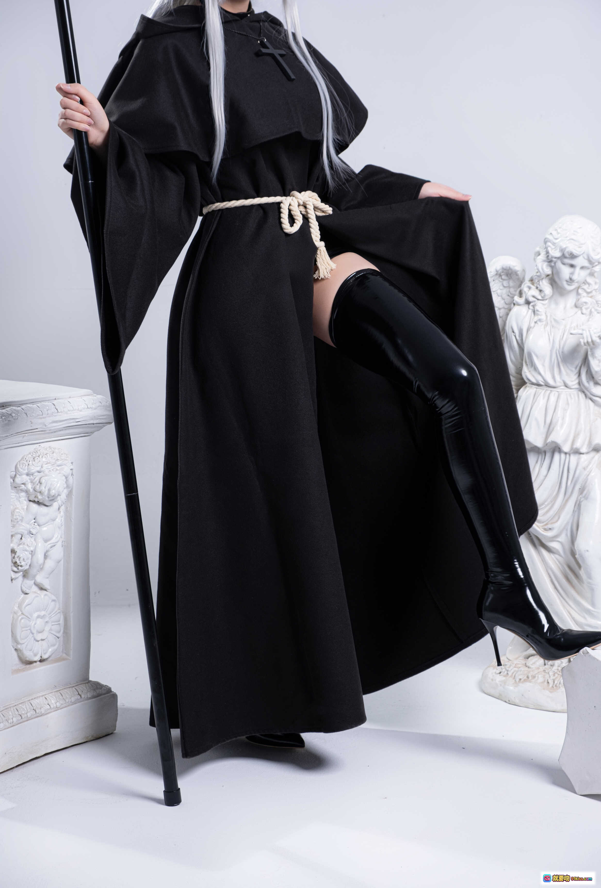 图片[10] - izumi泉桃子NO.004死神Cosplay银发精灵耳黑袍镰刀写真83P519MB - 就要吻