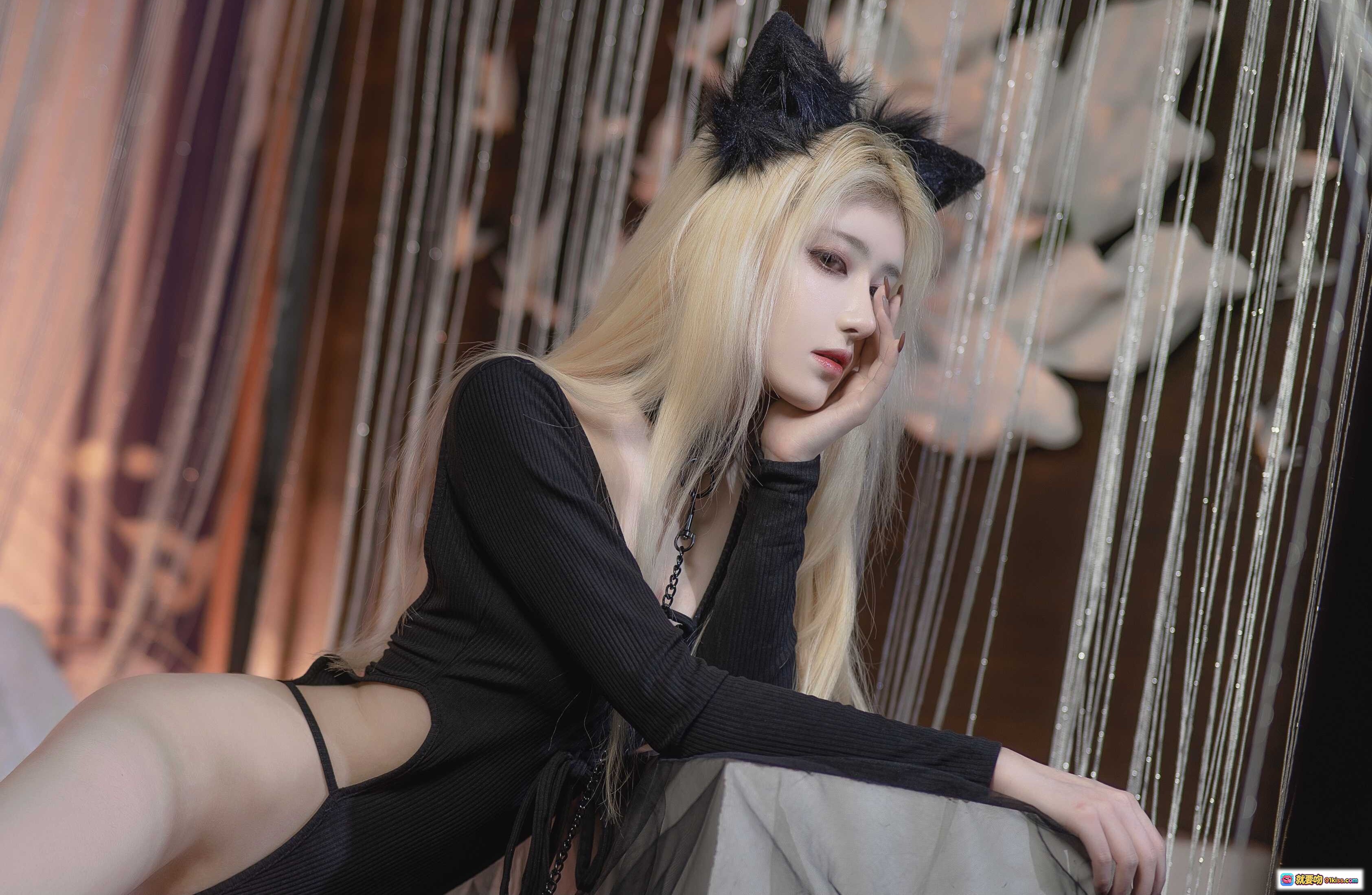 图片[10] - 南桃Momoko NO.081 黑猫咪写真 金发猫耳黑丝长袖连体衣 22P高清美图 优雅性感姿态 珠帘背景私房摄影 - 就要吻