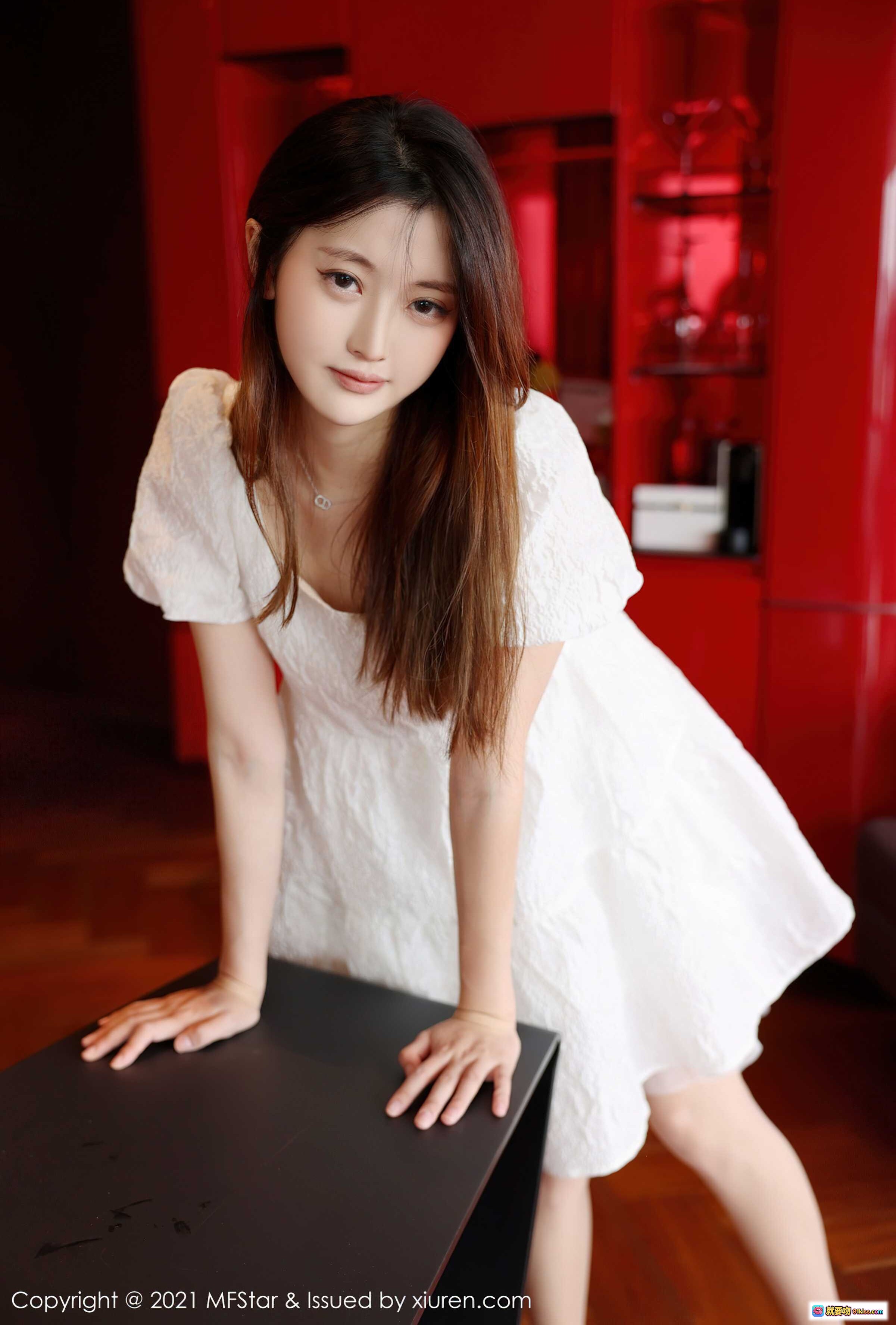 图片[4] - 苏西susie白色连衣裙高跟美腿写真 | MFStar Vol.531 2021室内红木背景优雅性感摄影 - 就要吻