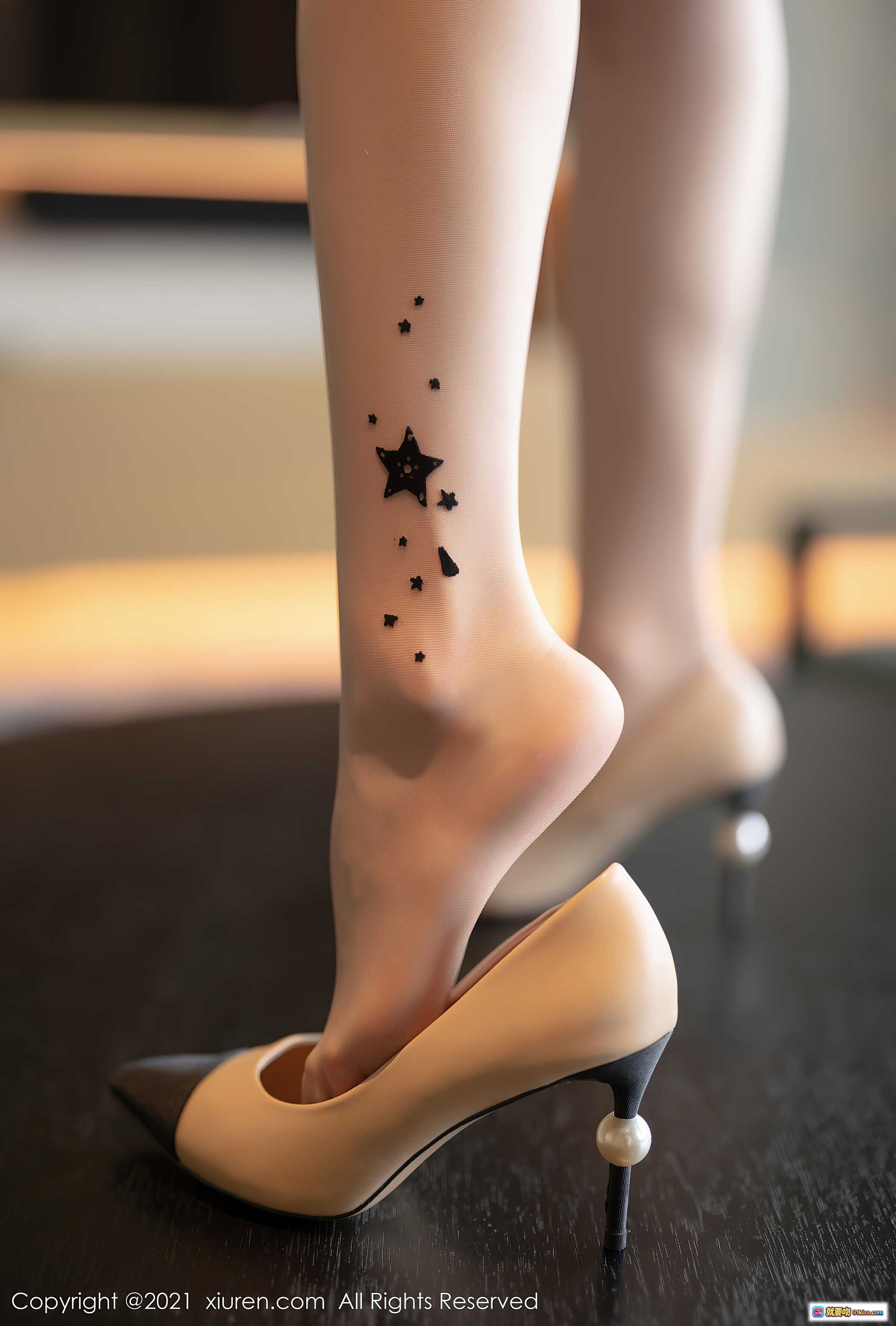 图片[8] - 梦心月丝袜美腿写真 | XiuRen秀人网2021.08.26 No.3859 黑色蕾丝连衣裙优雅坐姿高清图 - 就要吻