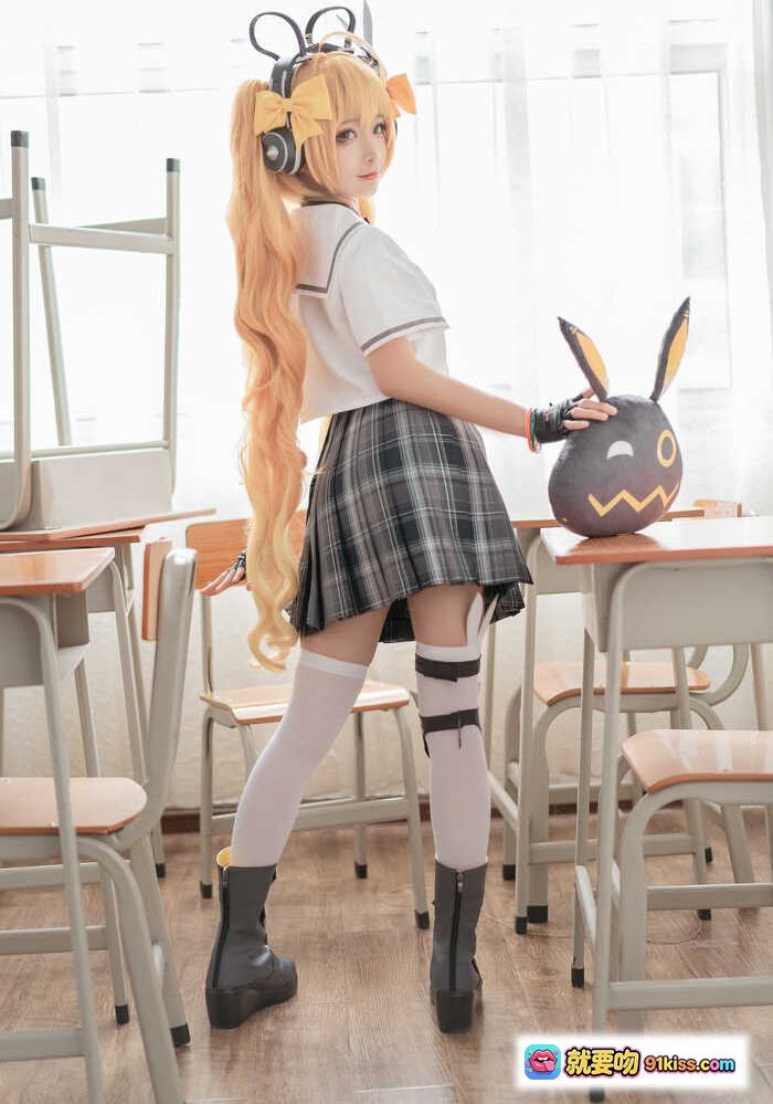 图片[1] - 蠢沫沫NO.137安琪拉时之奇旅Cosplay写真 学院风格子裙长发双马尾耳机兔耳玩偶教室场景高清16P - 就要吻